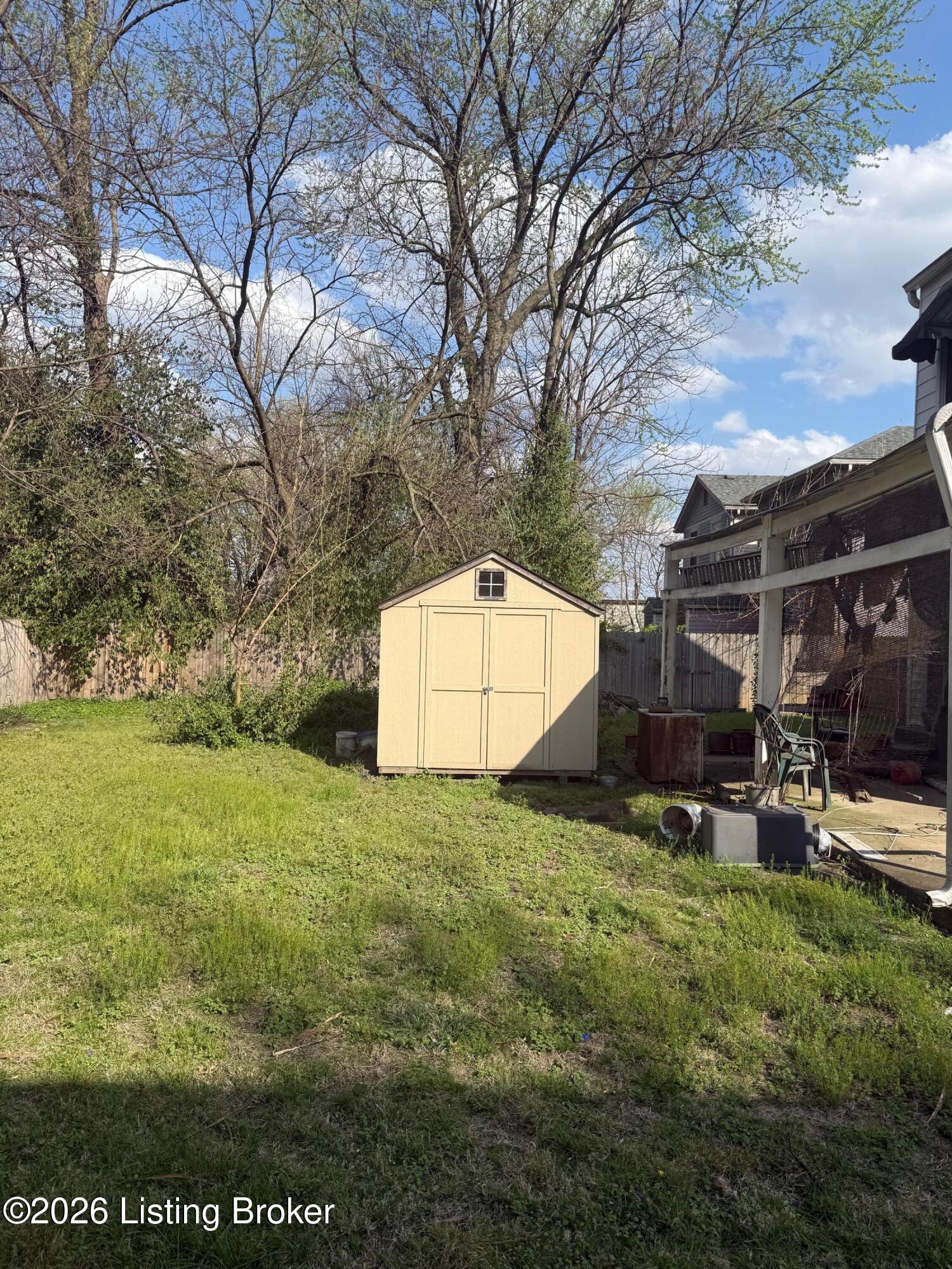 1523 W Oak St Property Photo 23