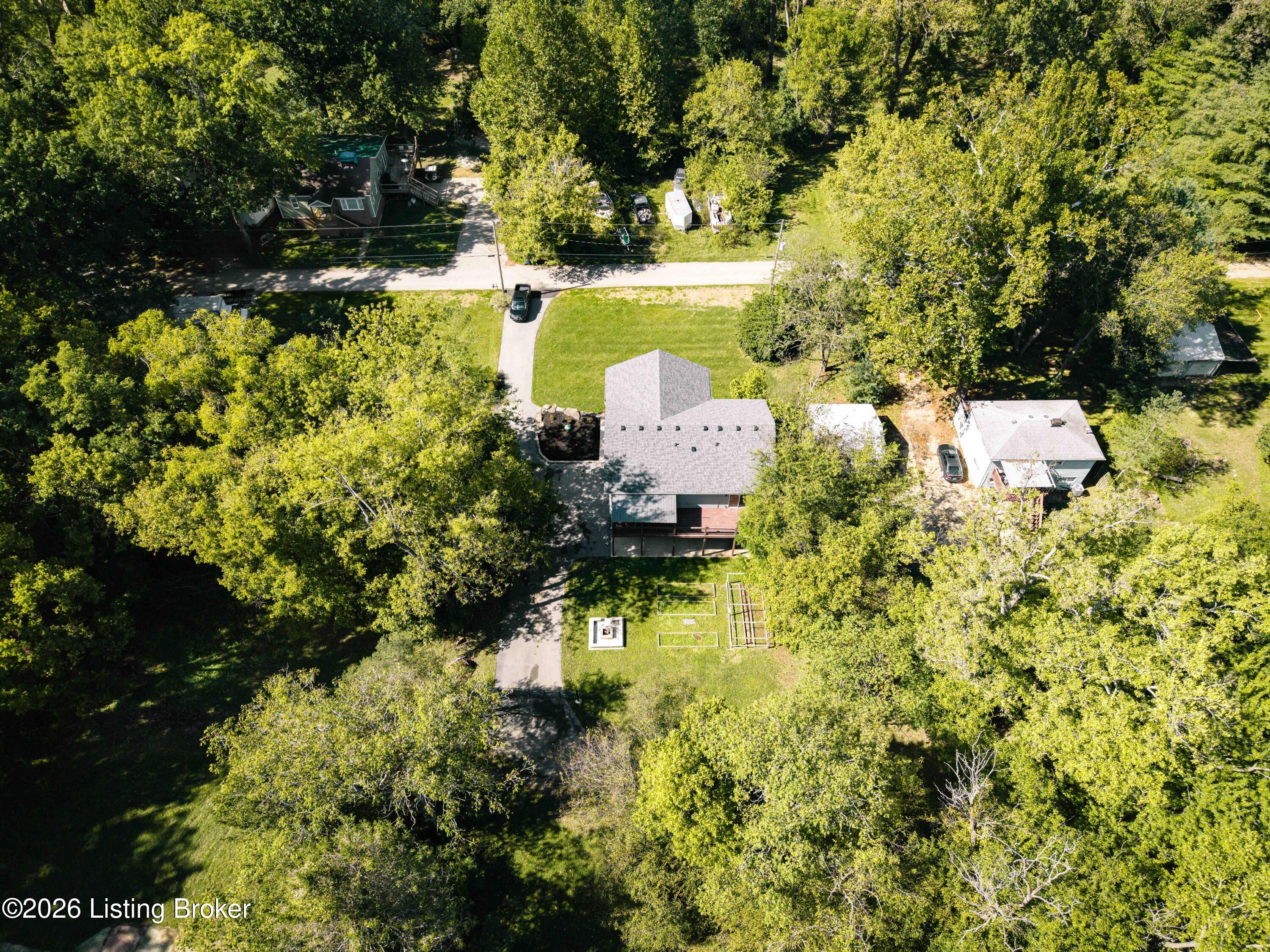 1820 Huckleberry Ln Property Photo 3