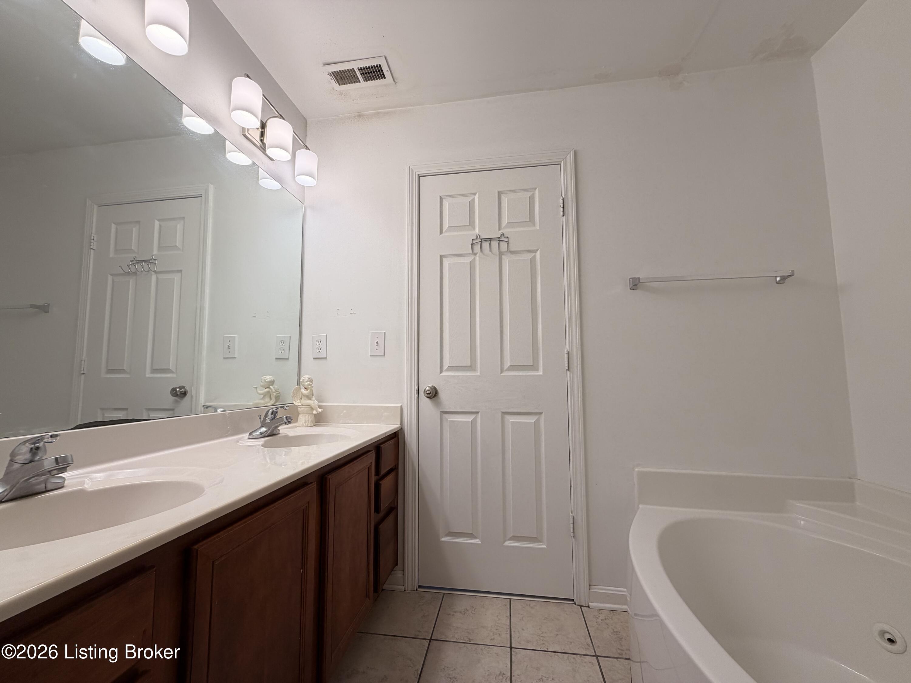 7001 Woodhaven Place Dr Property Photo 21