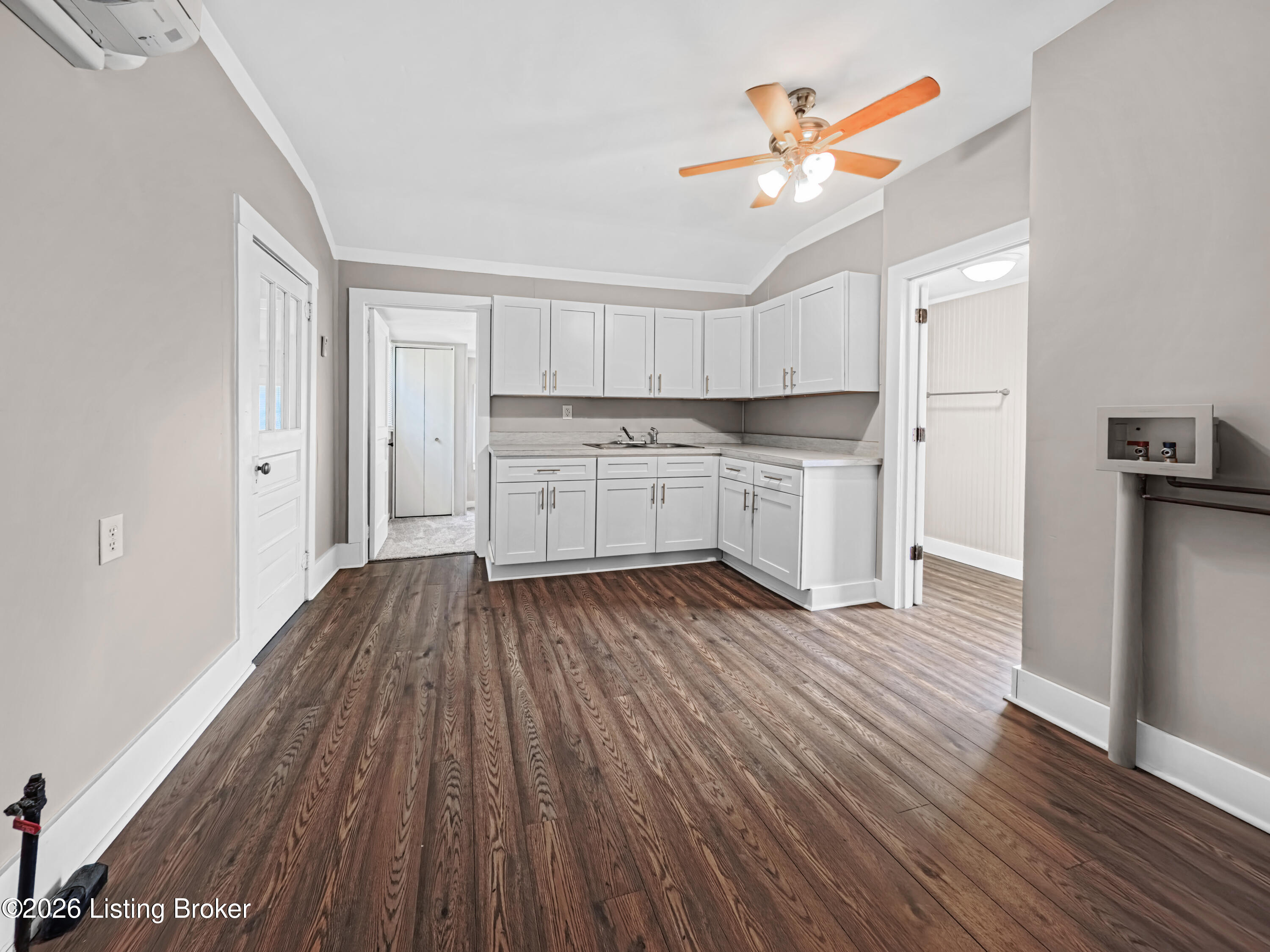 311 W Washington St Property Photo 16