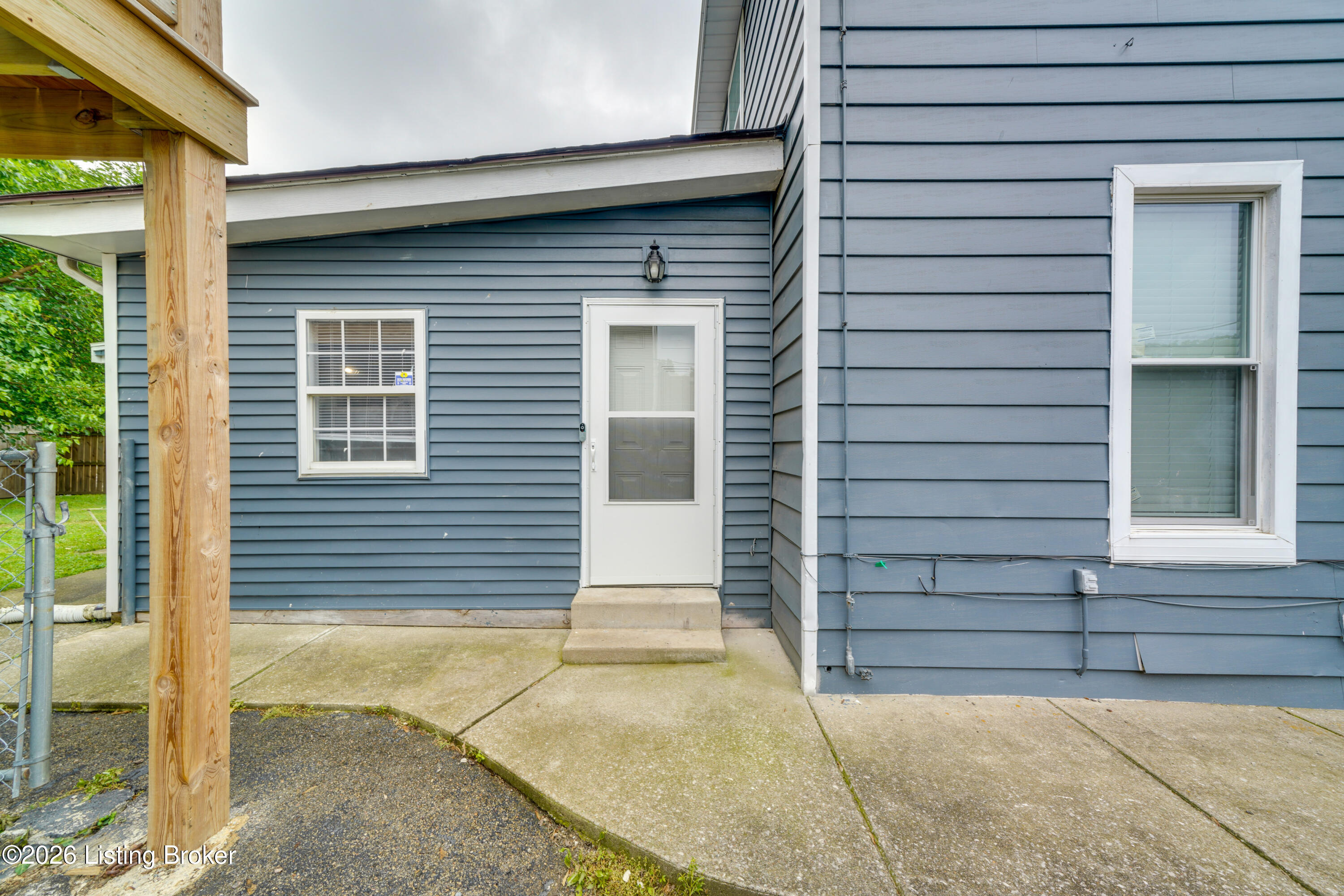 253 Thompson Ave Property Photo 4