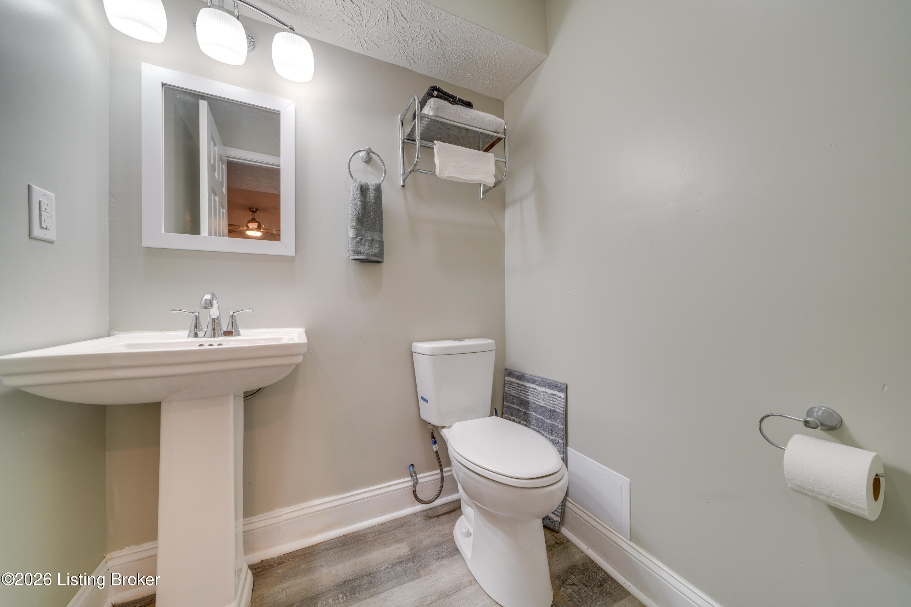 255 Thompson Ave Property Photo 9