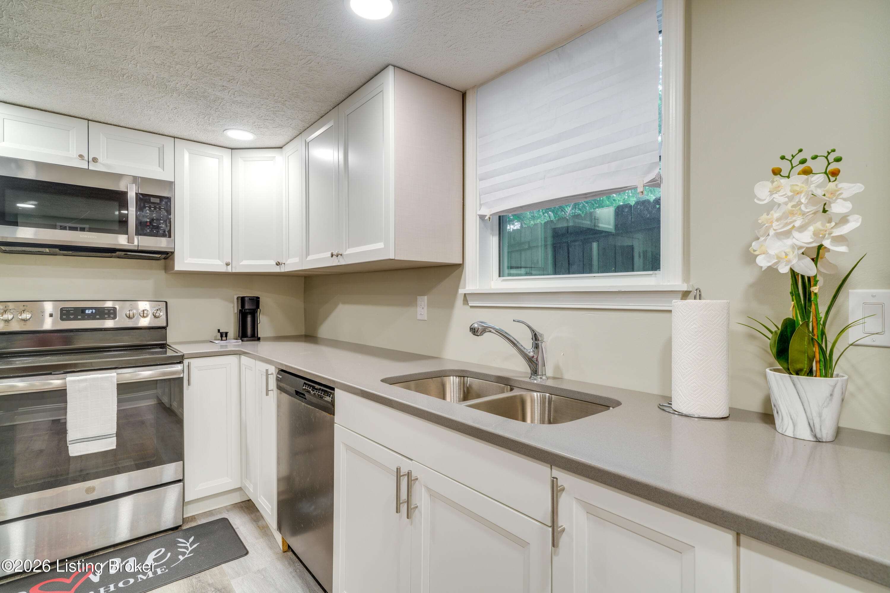 255 Thompson Ave Property Photo 16