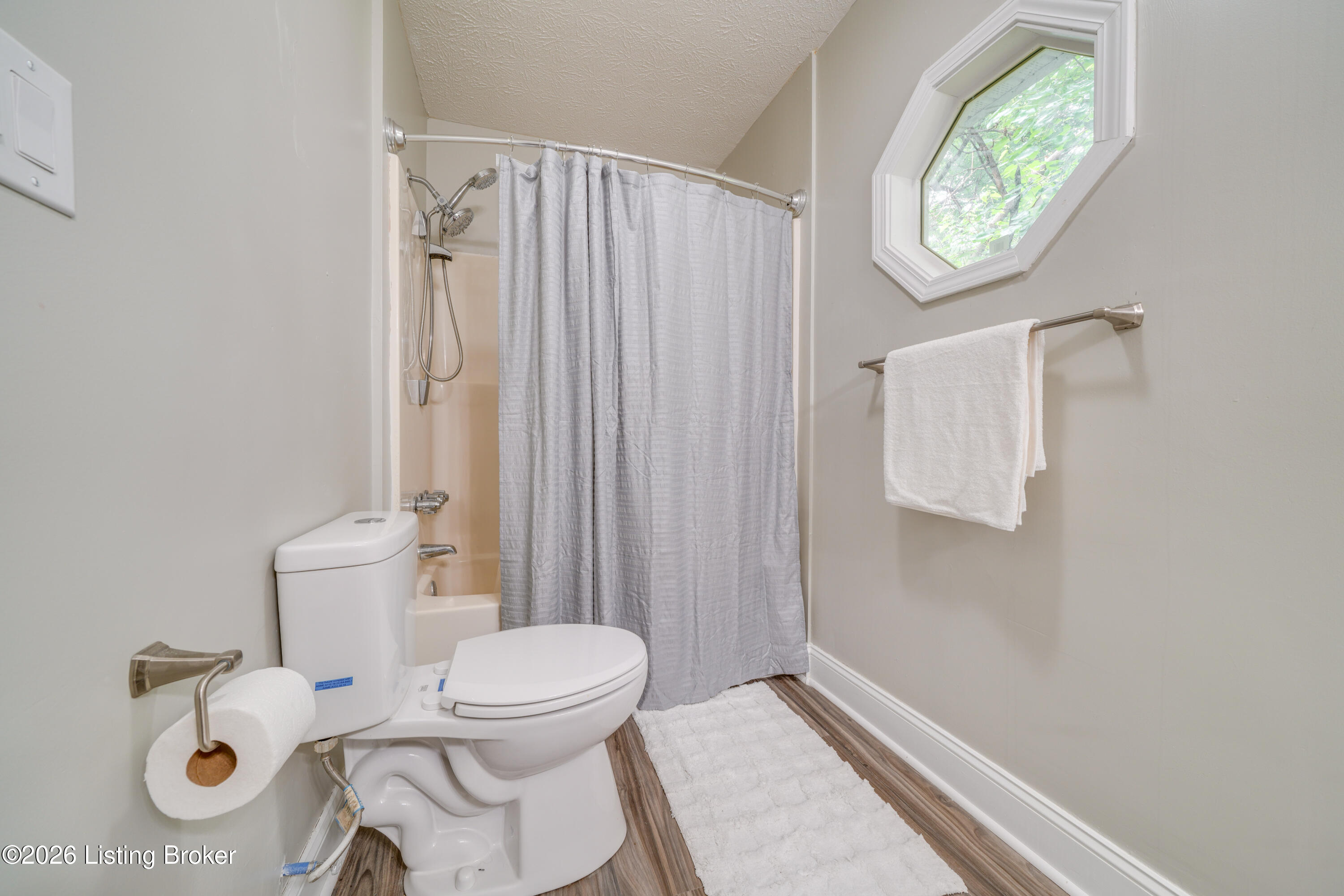 255 Thompson Ave Property Photo 28