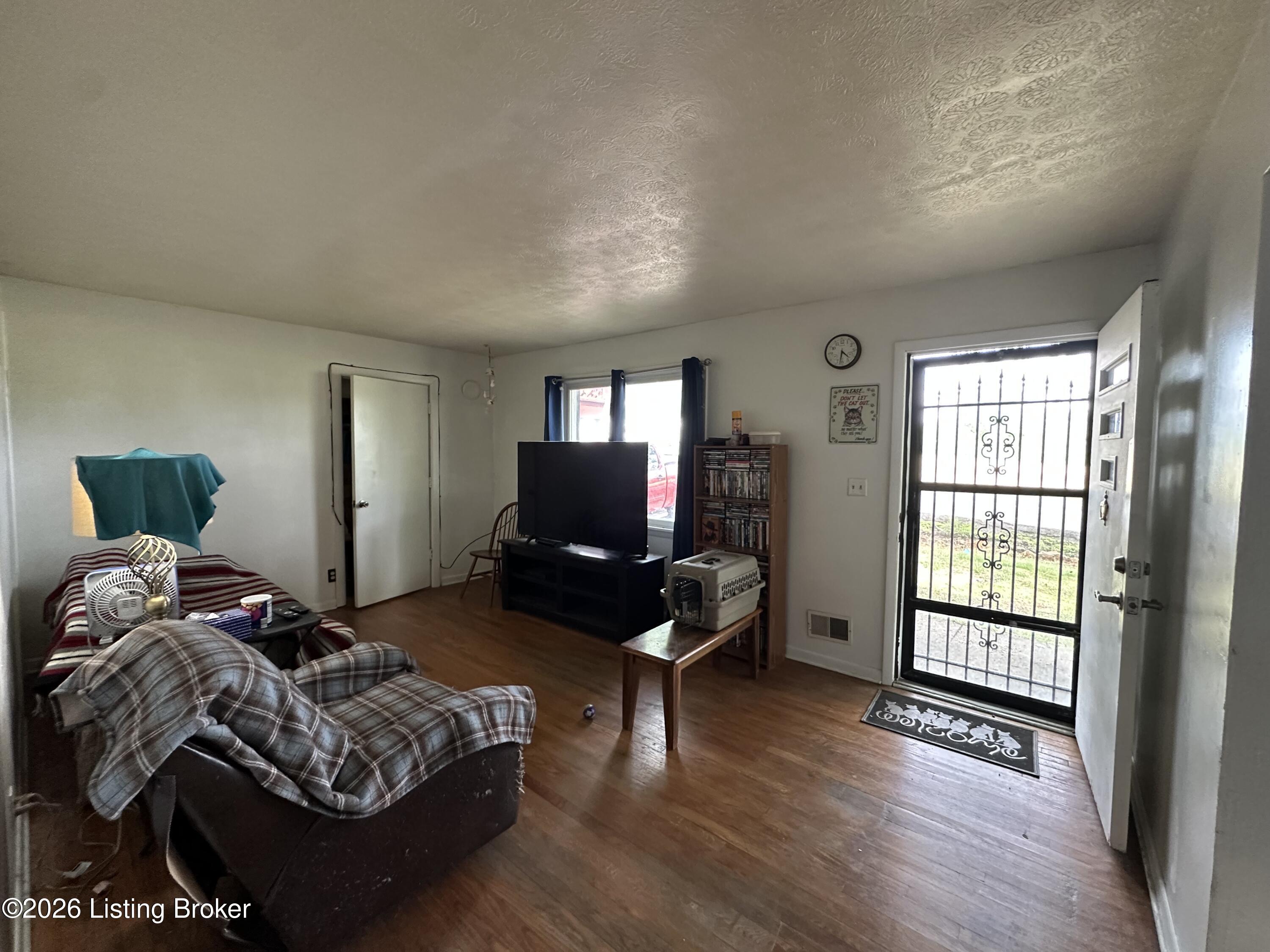 804 Wallace Ave Property Photo 3