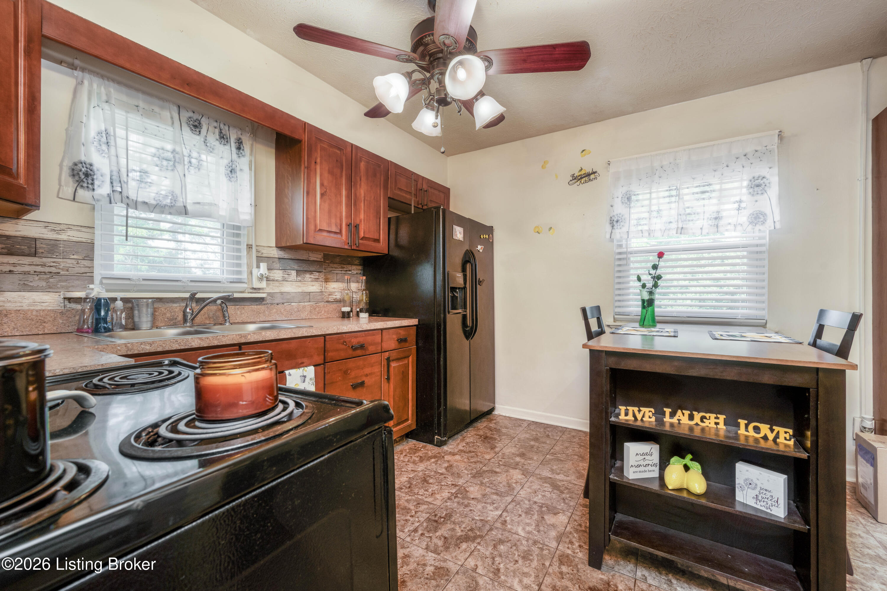 4618 Grandview Dr Property Photo 10