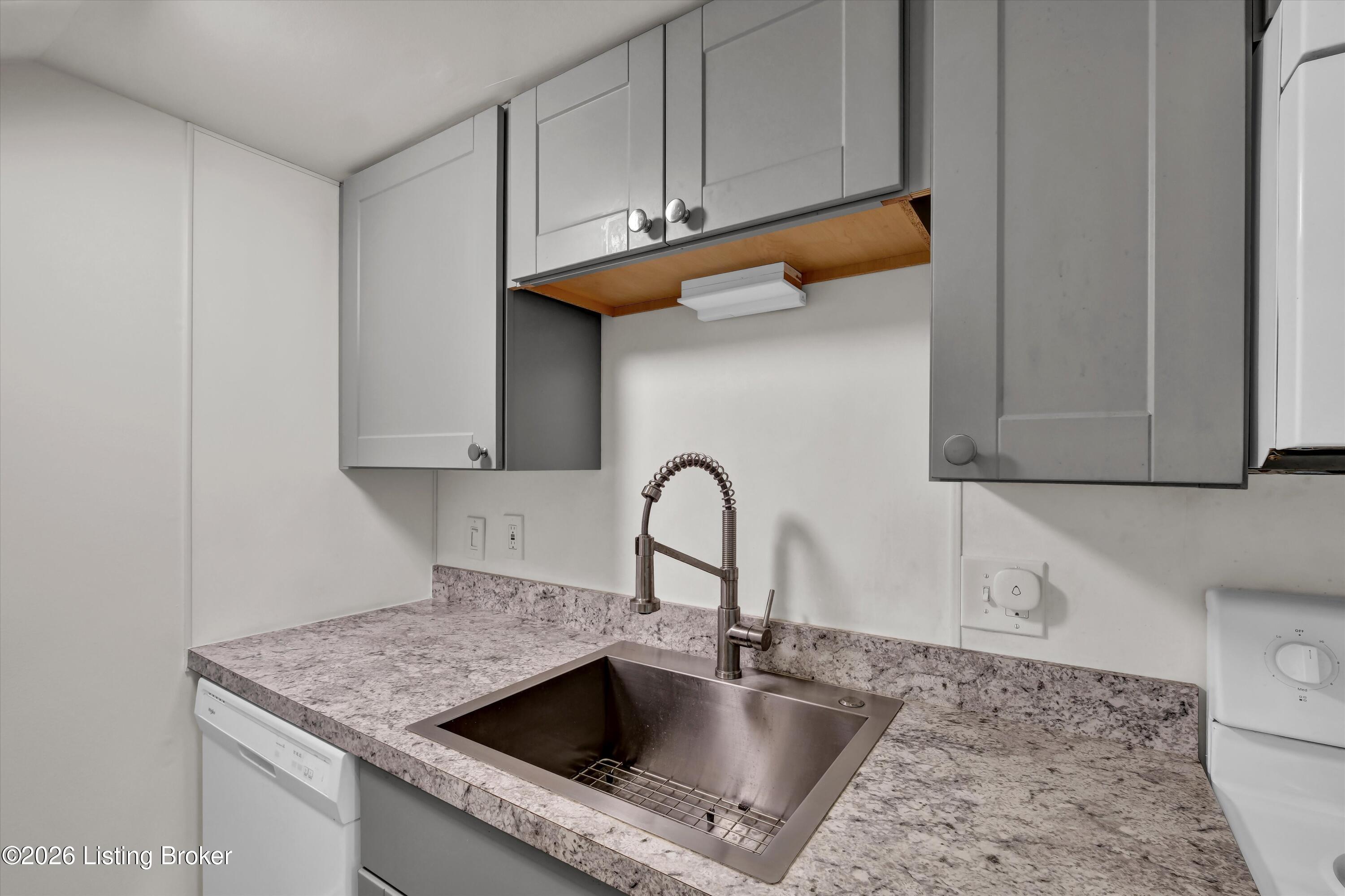 128 E Oak St Apt 2 Property Photo 20