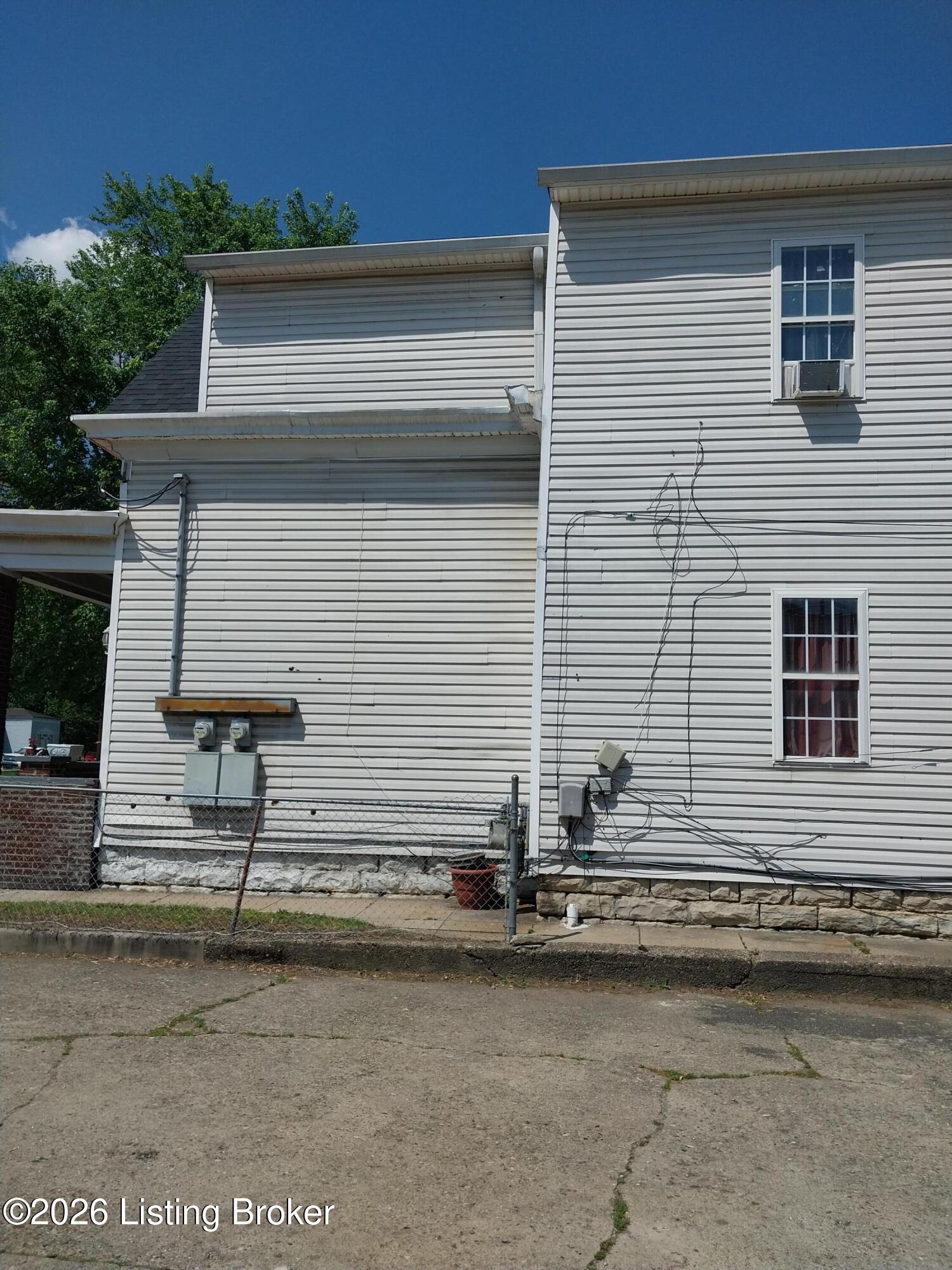 2611 W Market St Property Photo 3