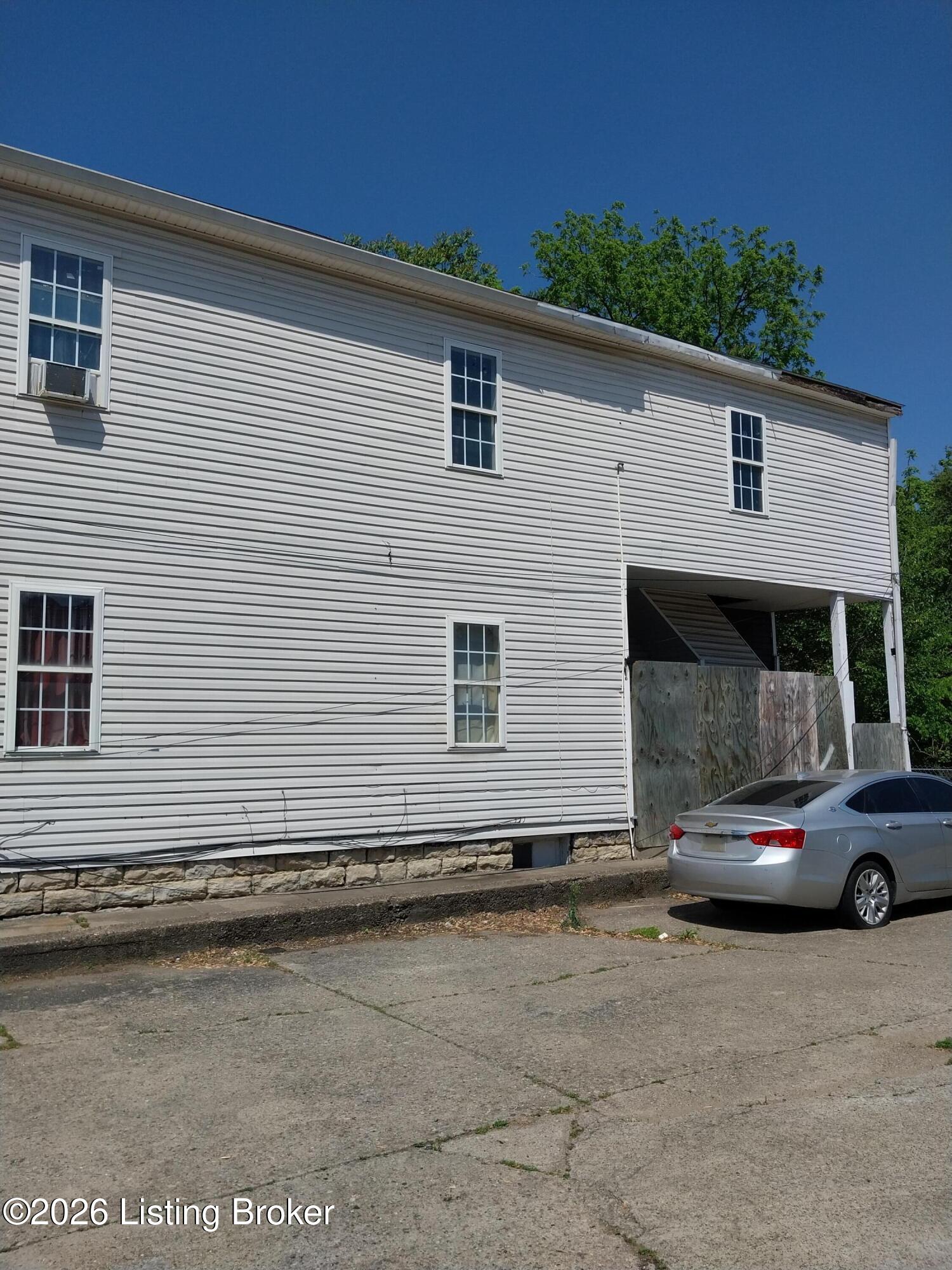 2611 W Market St Property Photo 4