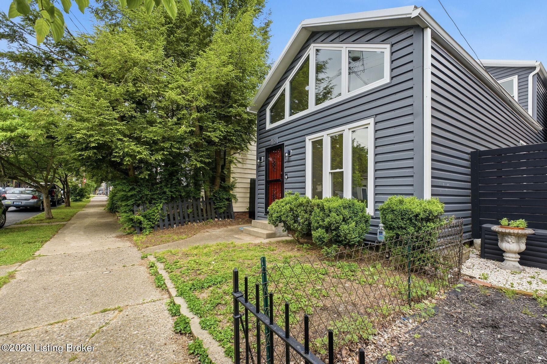1123 Rogers St Property Photo 3