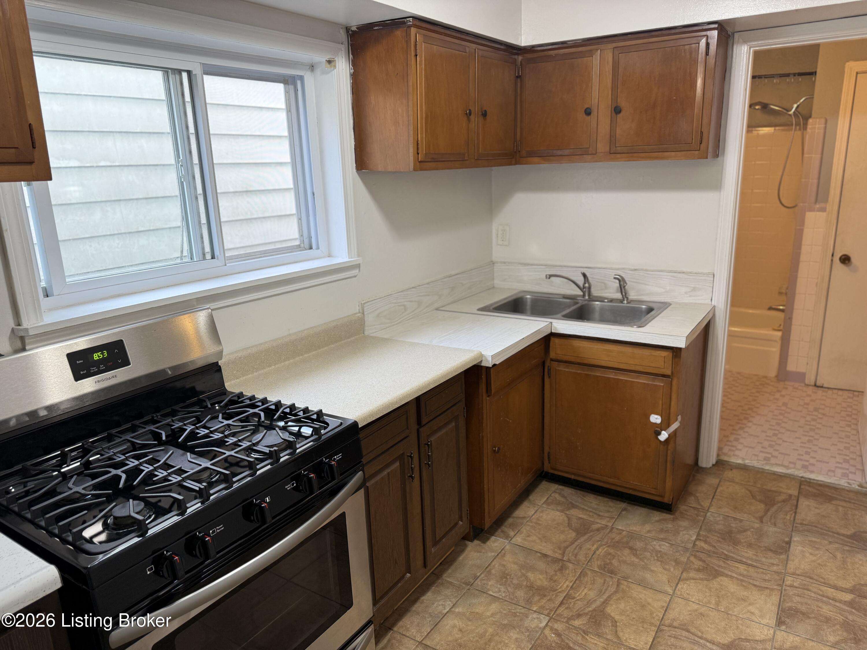 2044 Midland Ave Property Photo 17