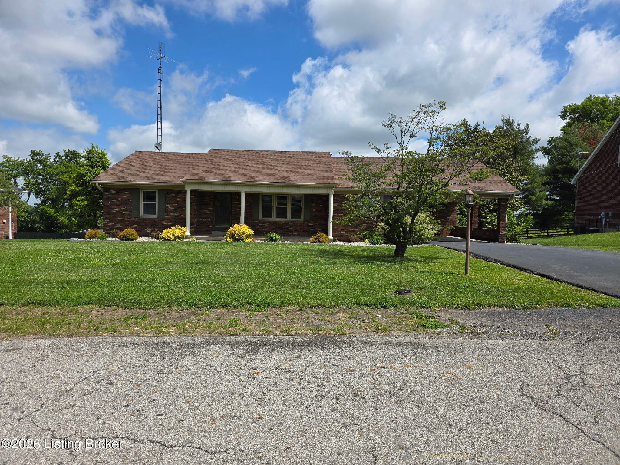309 E Grundy Ave Property Photo 1