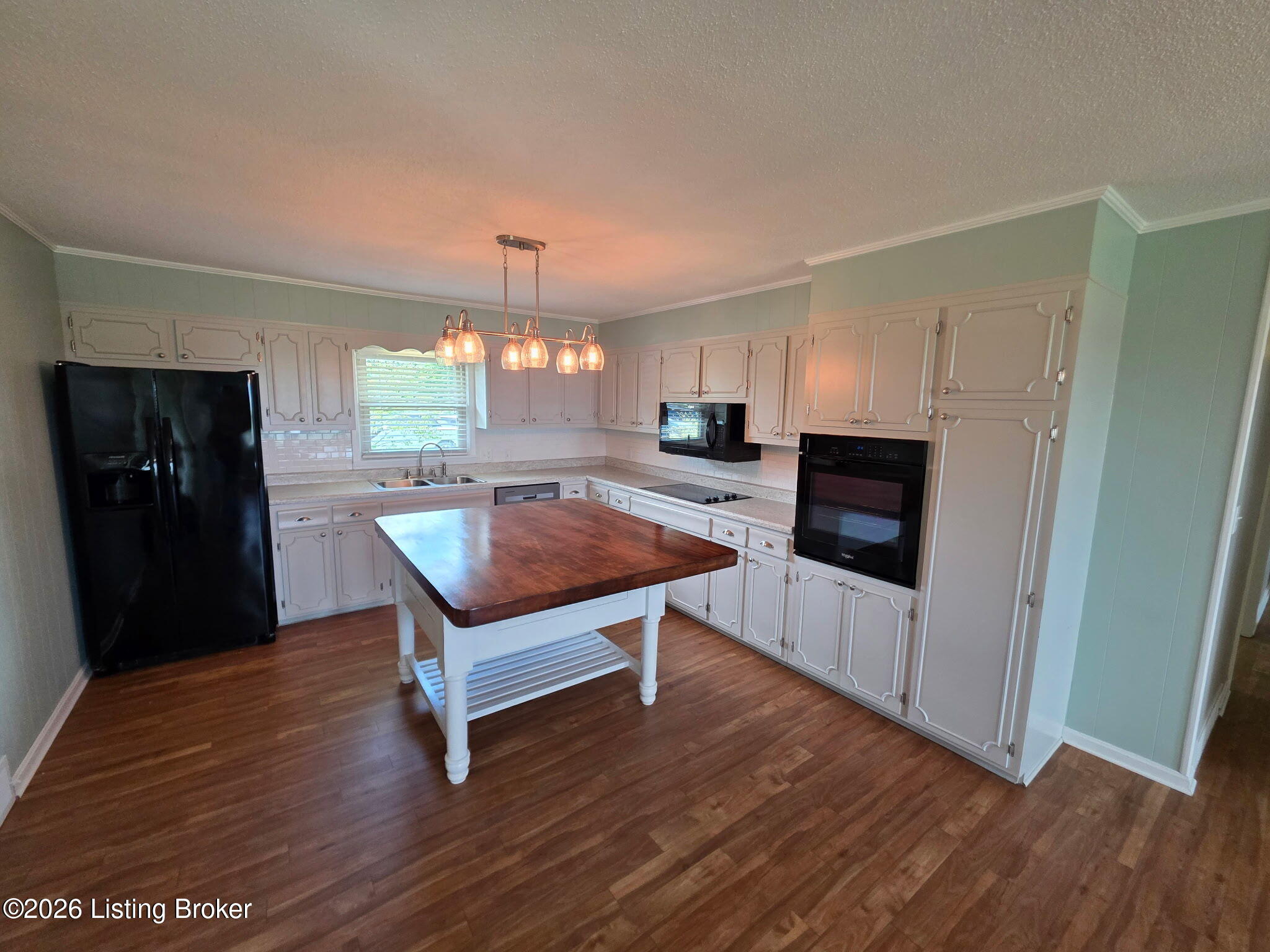 309 E Grundy Ave Property Photo 4