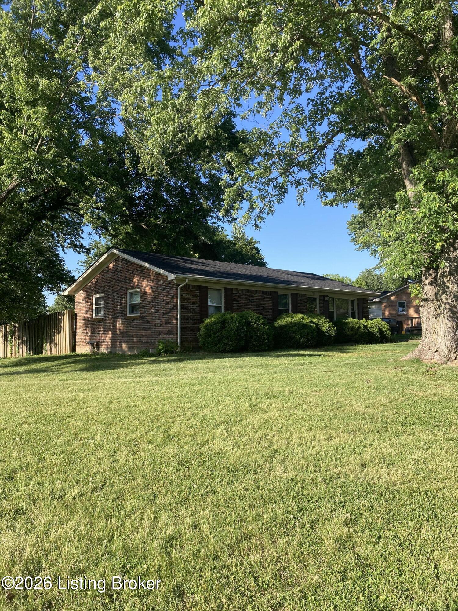 202 Saint Thomas Ct Property Photo 4