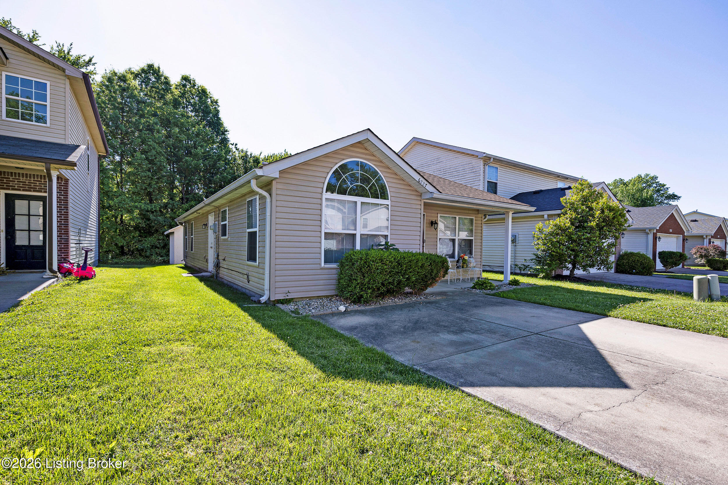 6227 Valley Forest Dr Property Photo 3