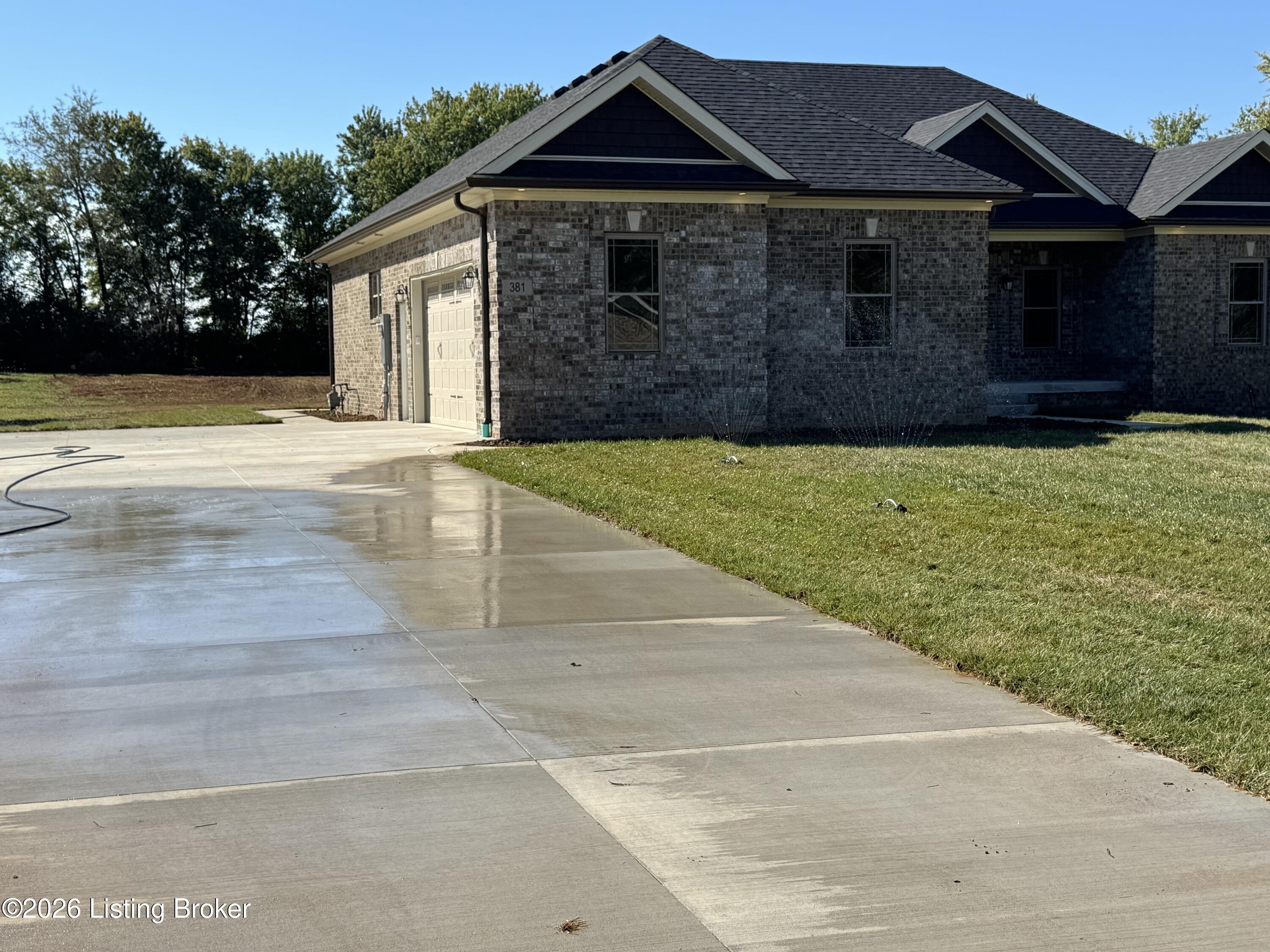 381 Robin Way Property Photo 3