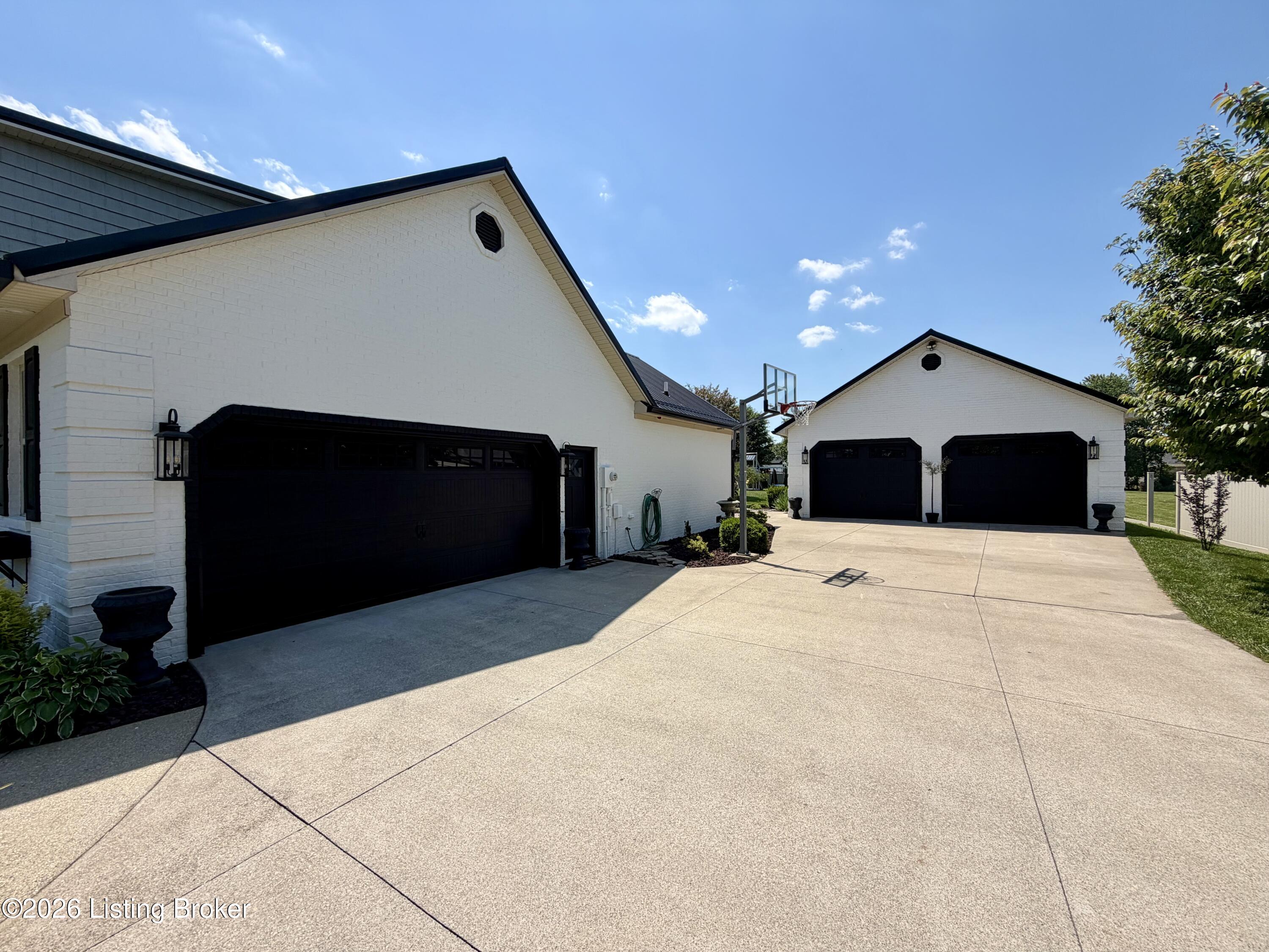1011 Pembrooke Dr Property Photo 6