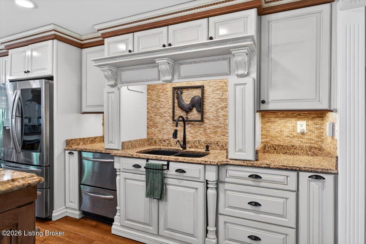 401 Old Stone Dr Property Photo 13