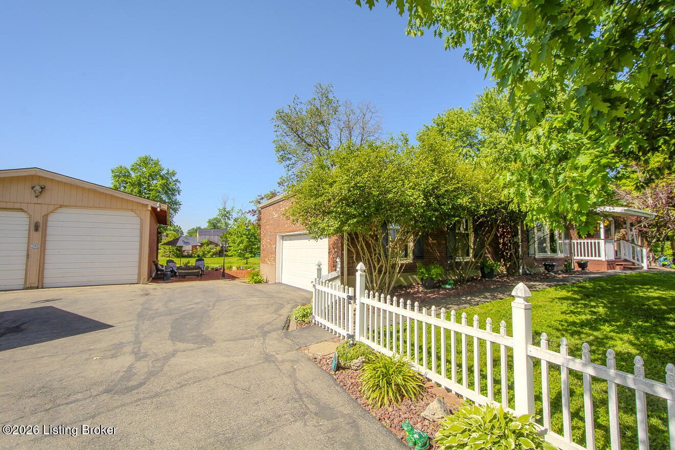 233 N Myers Rd Property Photo 17