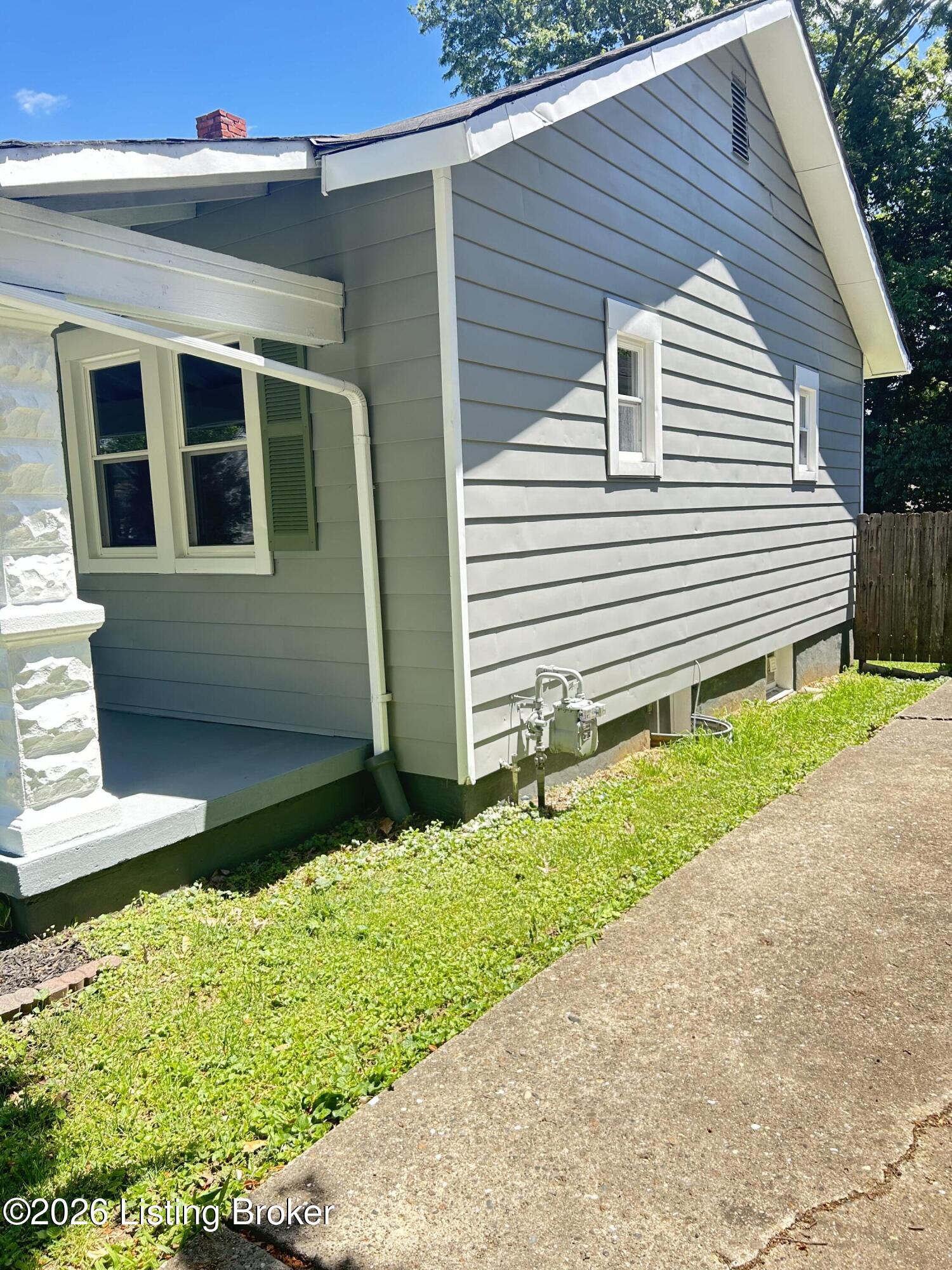 1034 Dixon Ave Property Photo 3