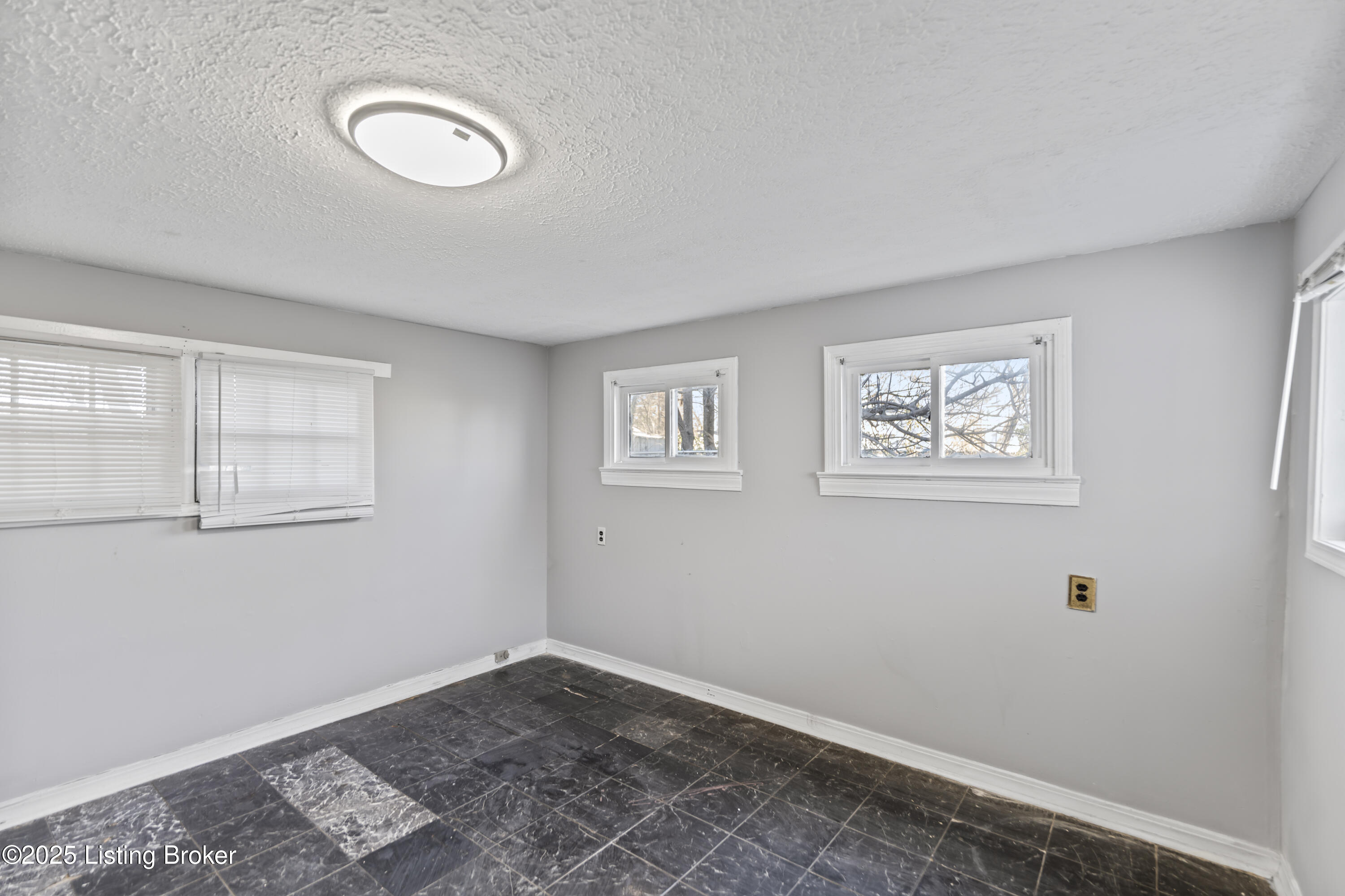 2733 Dumesnil St Property Photo 36