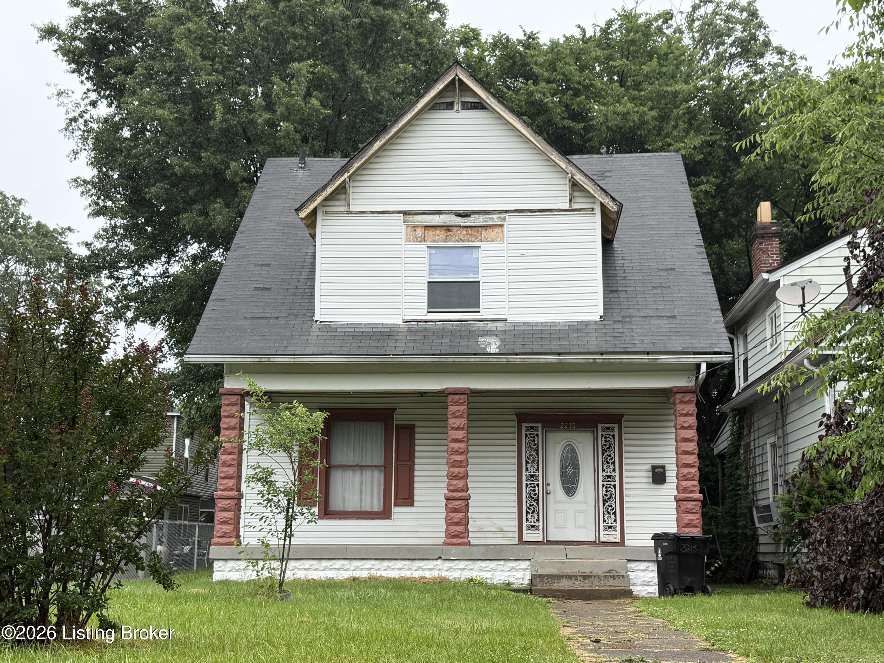 3215 Grand Ave Property Photo 3