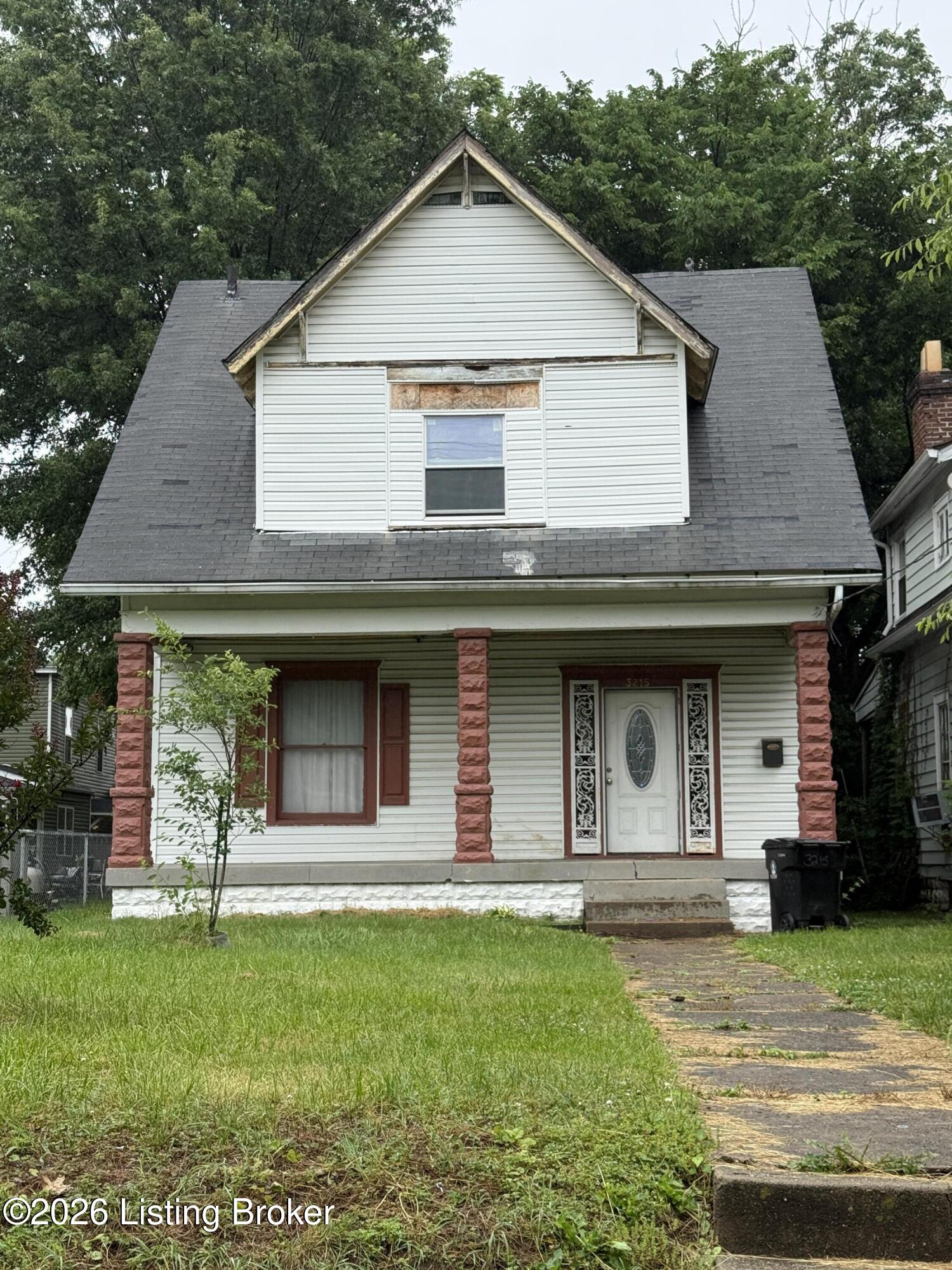 3215 Grand Ave Property Photo 4