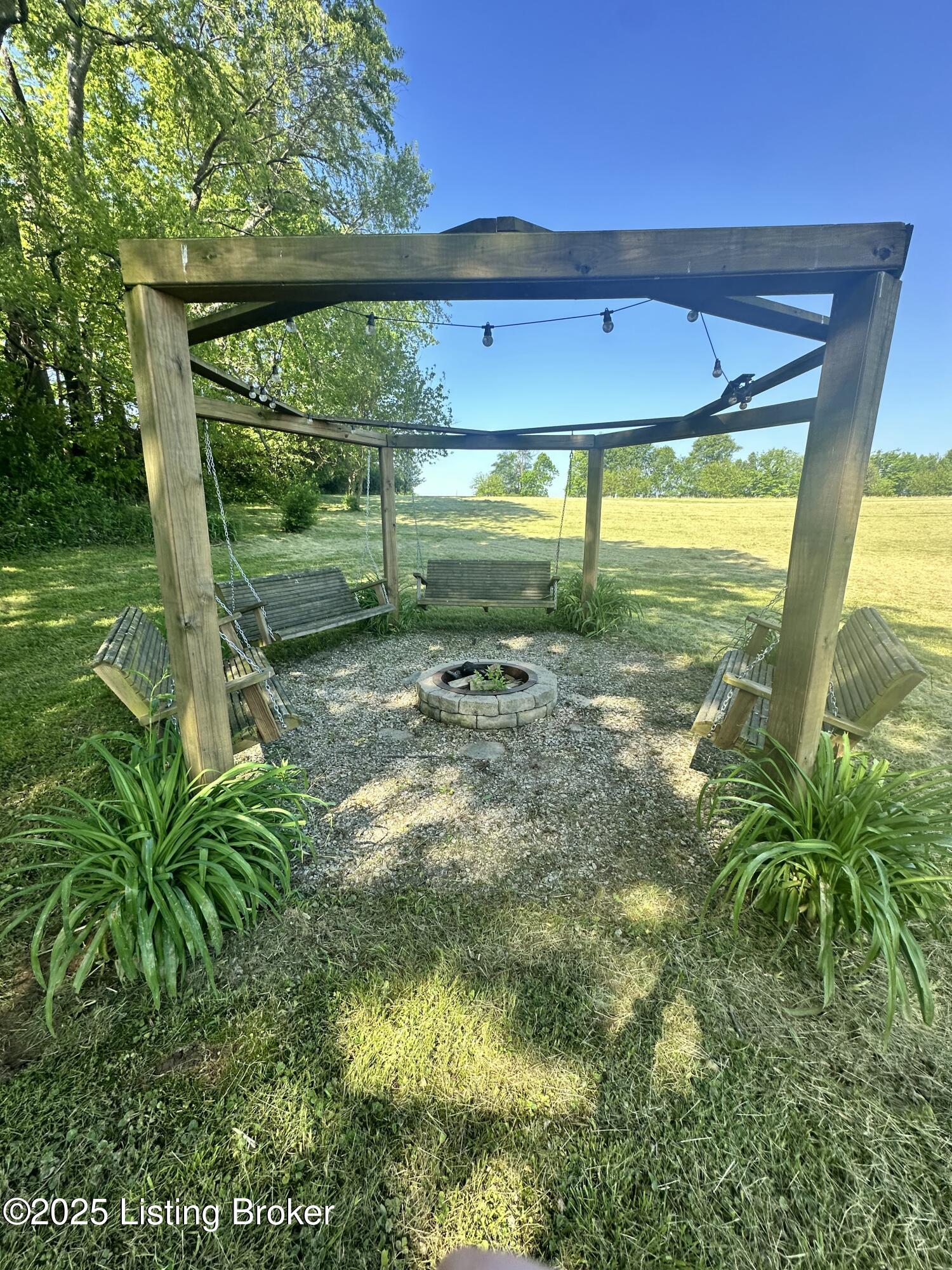 439 Clear Creek Rd Property Photo 3