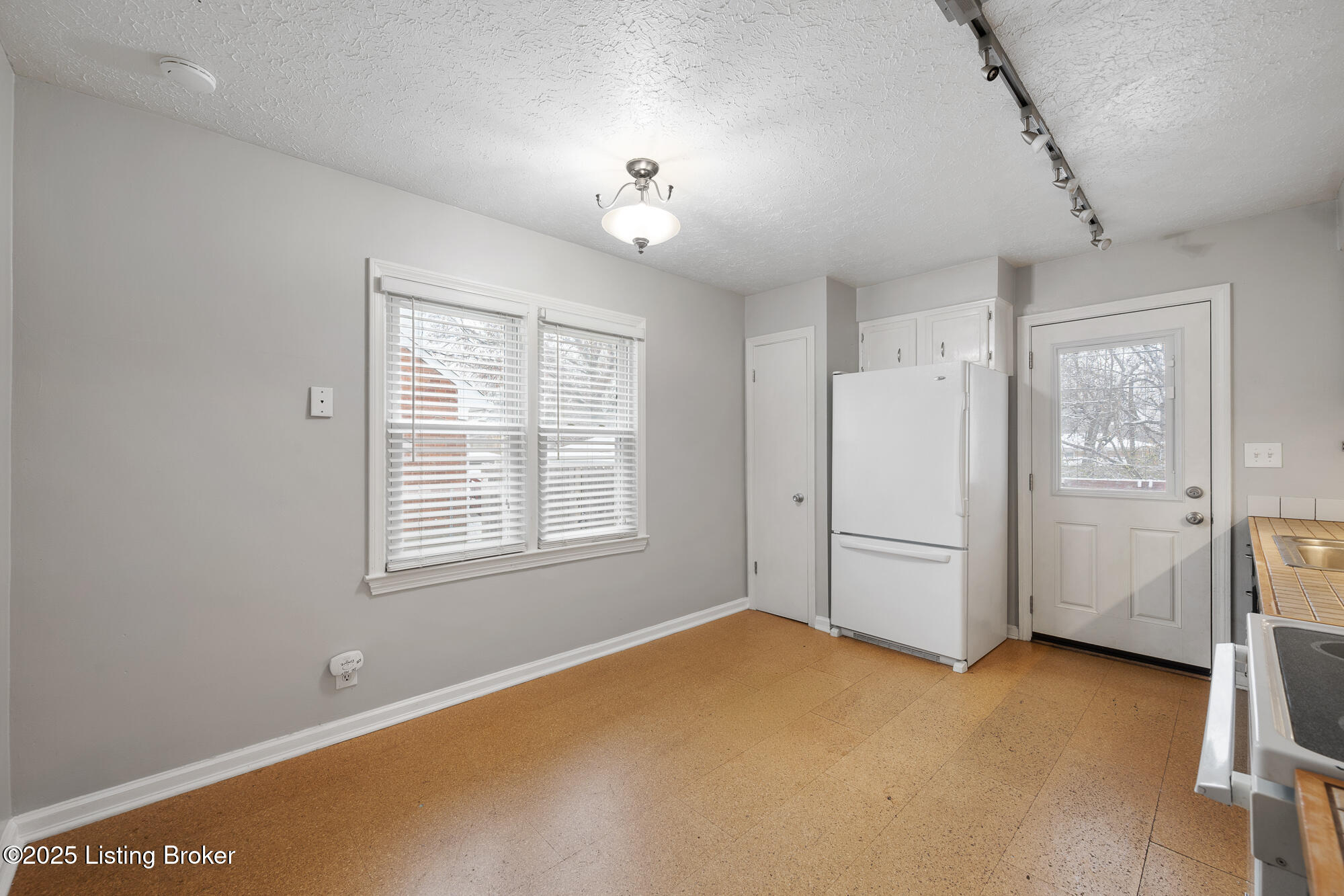 4227 Hillbrook Dr Property Photo 8