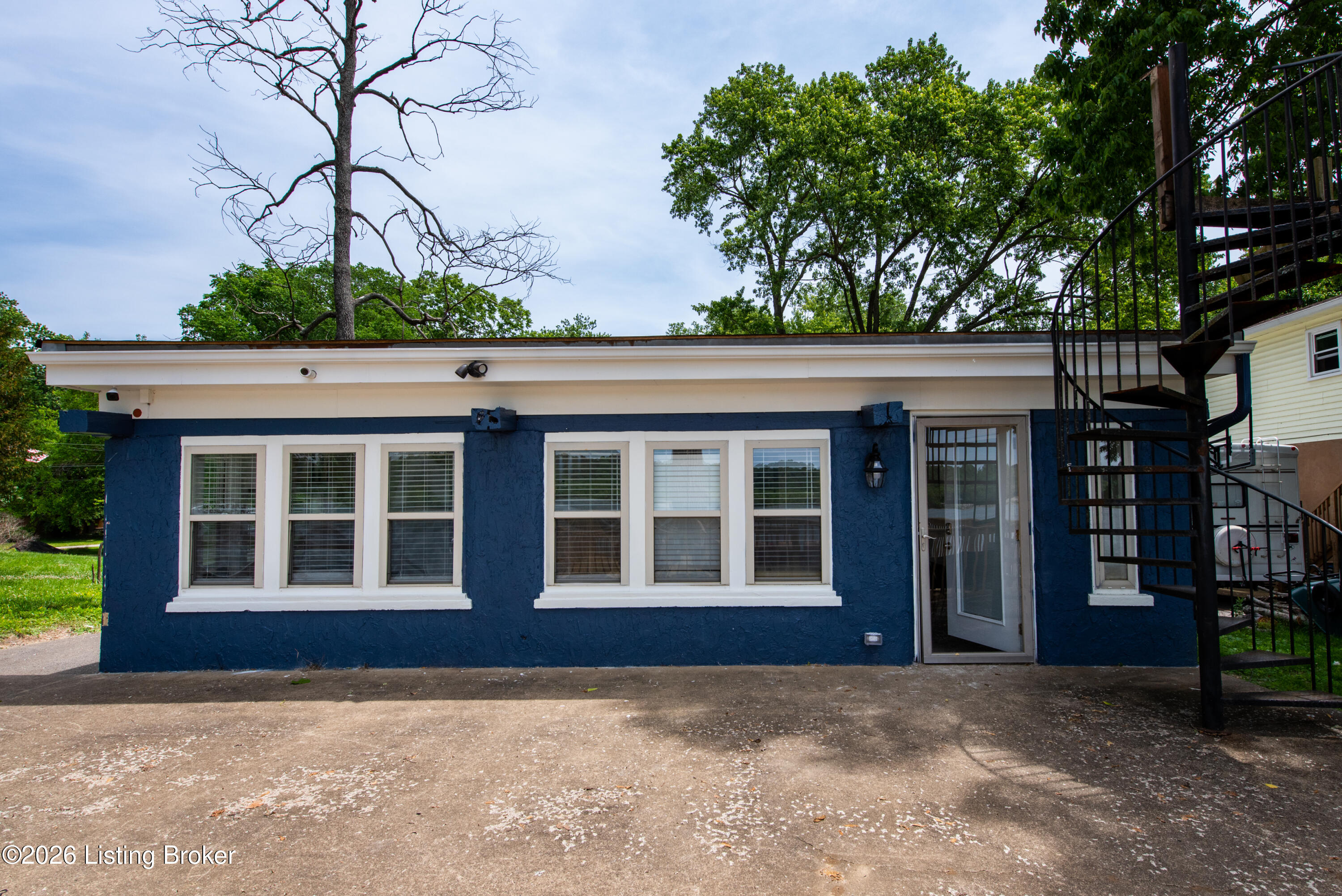 1706 Riverside Dr Property Photo 4