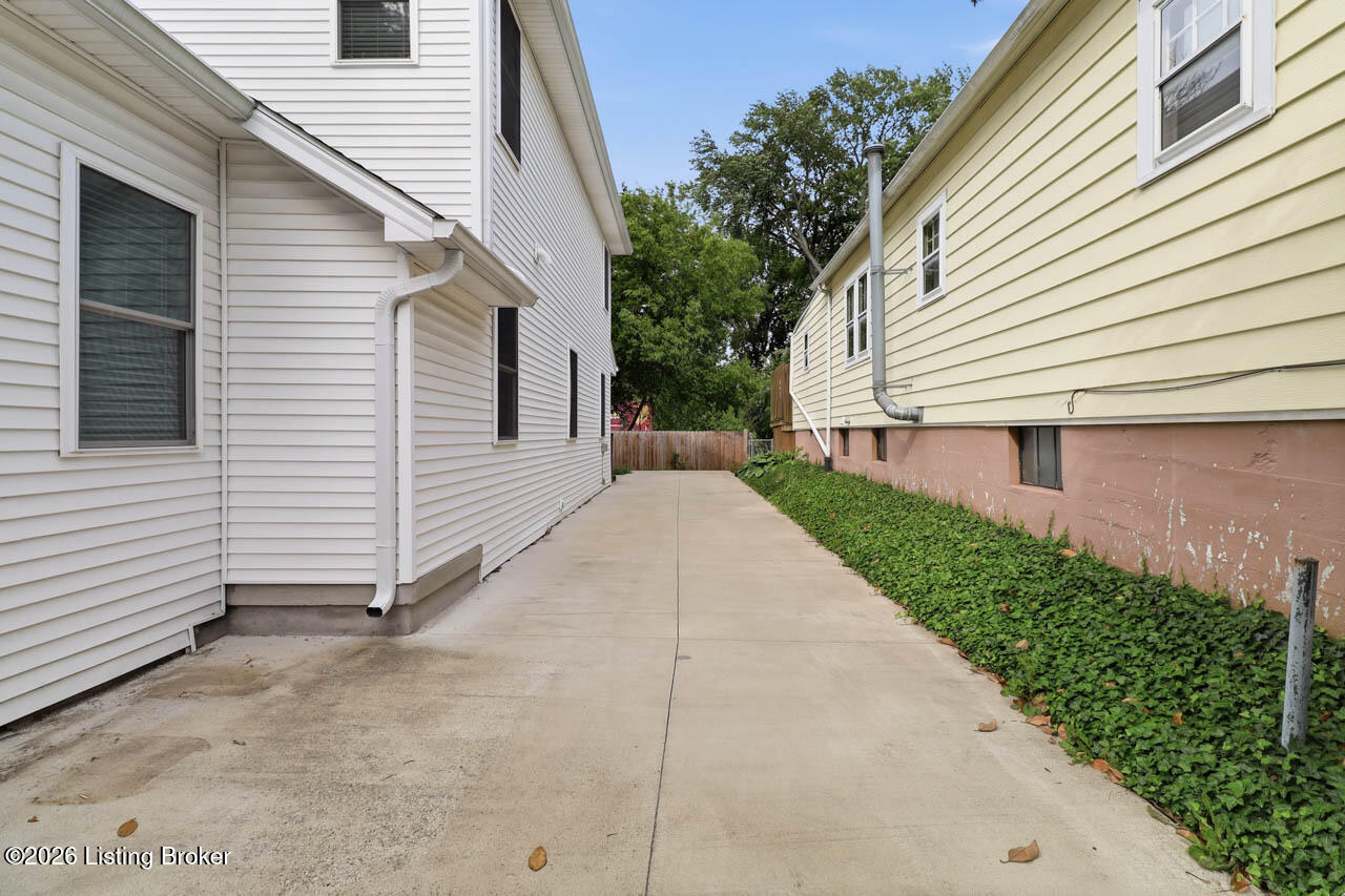 1115 Schiller Ave Property Photo 34