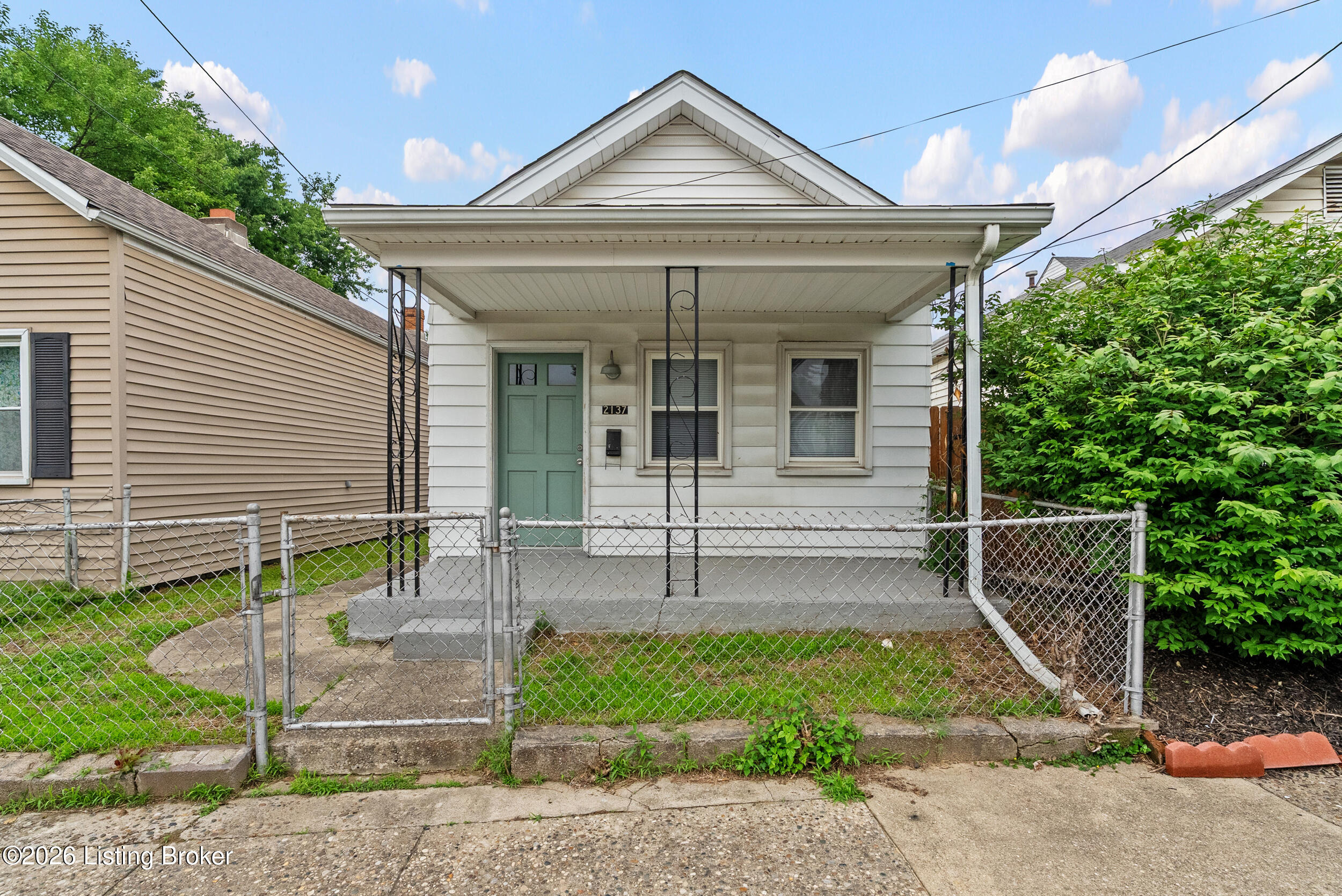 2137 Bradley Ave Property Photo 2