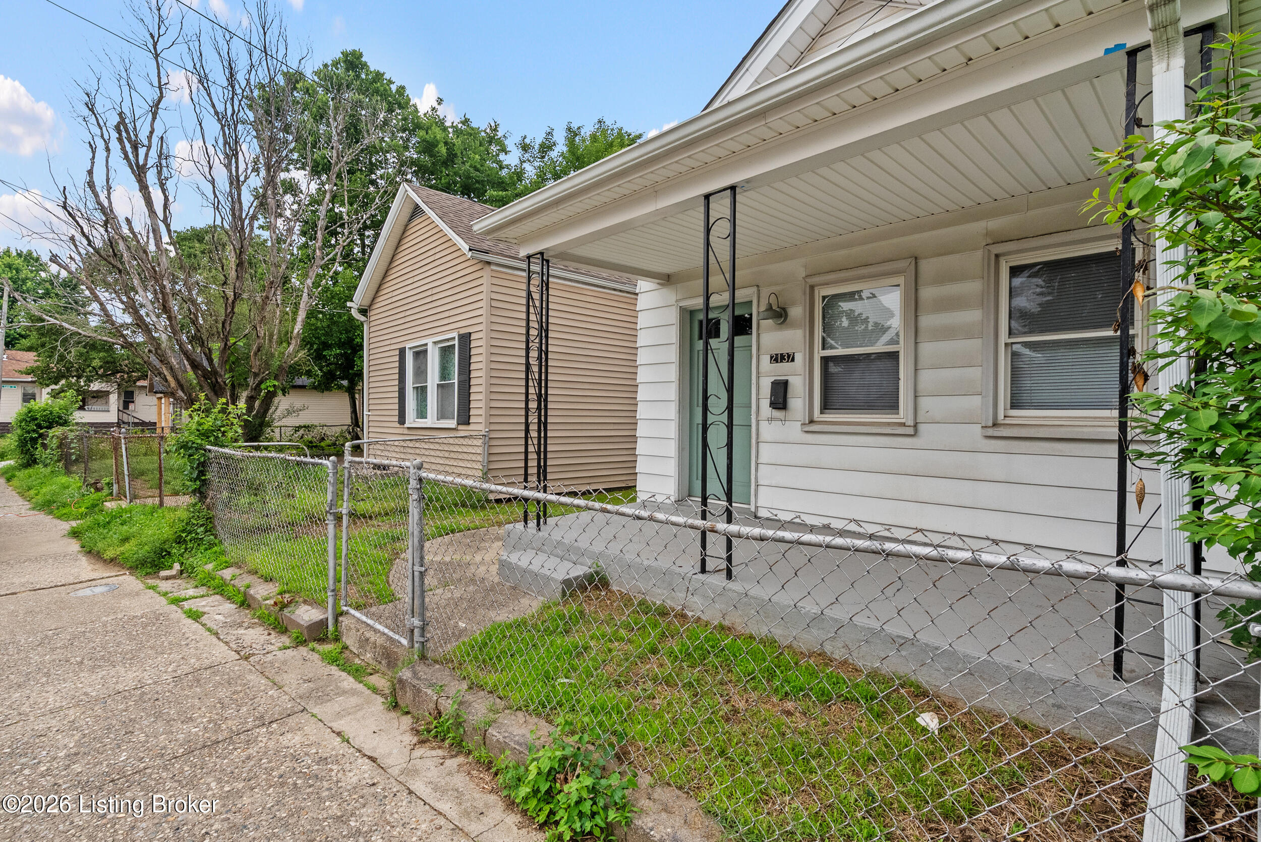 2137 Bradley Ave Property Photo 3