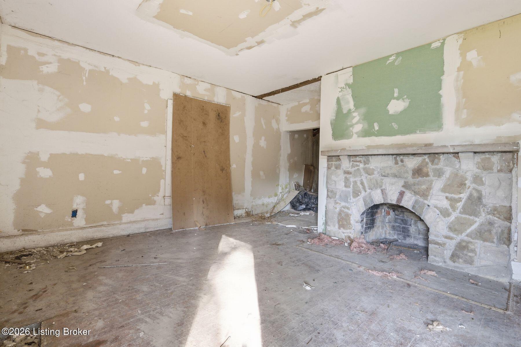 1613 Dewey St Property Photo 4