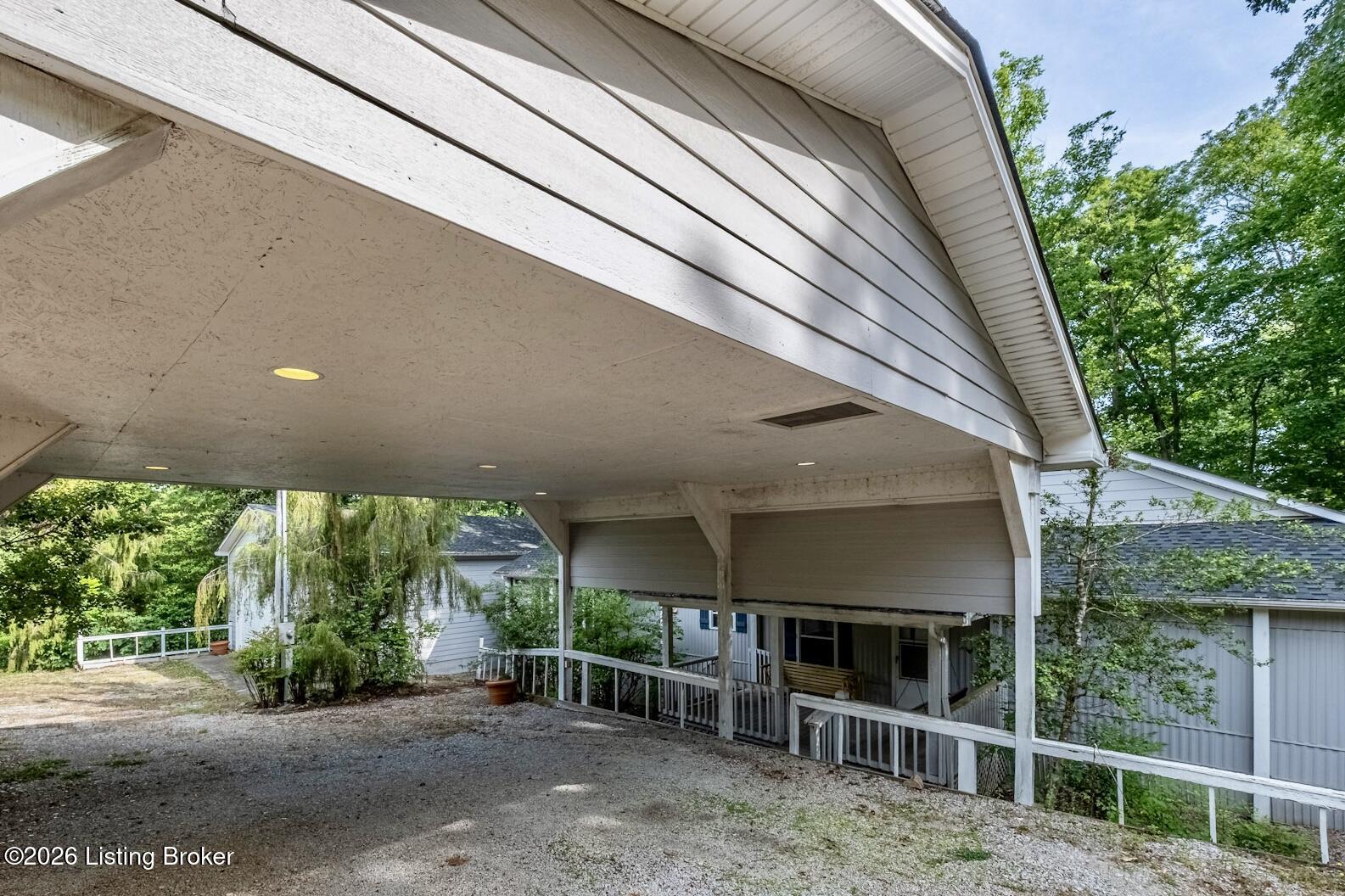877 Twin Cove Rd Property Photo 3