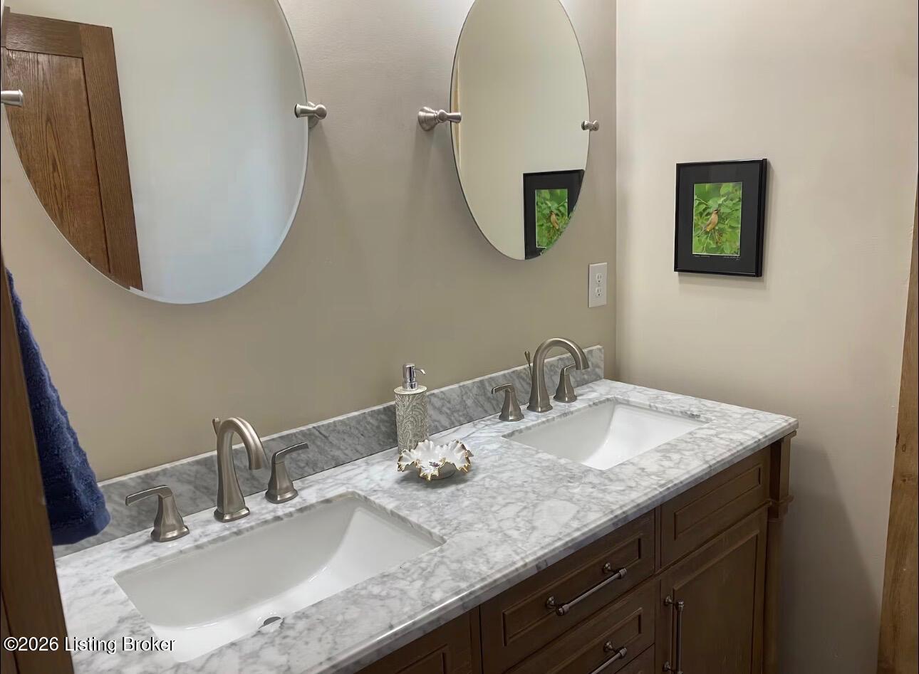221 E Woodford St Property Photo 16