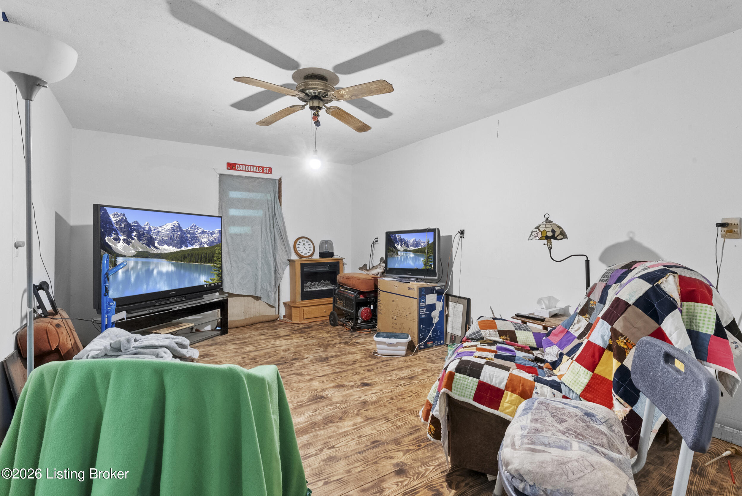 1055 Happy Hollow Rd Property Photo 4