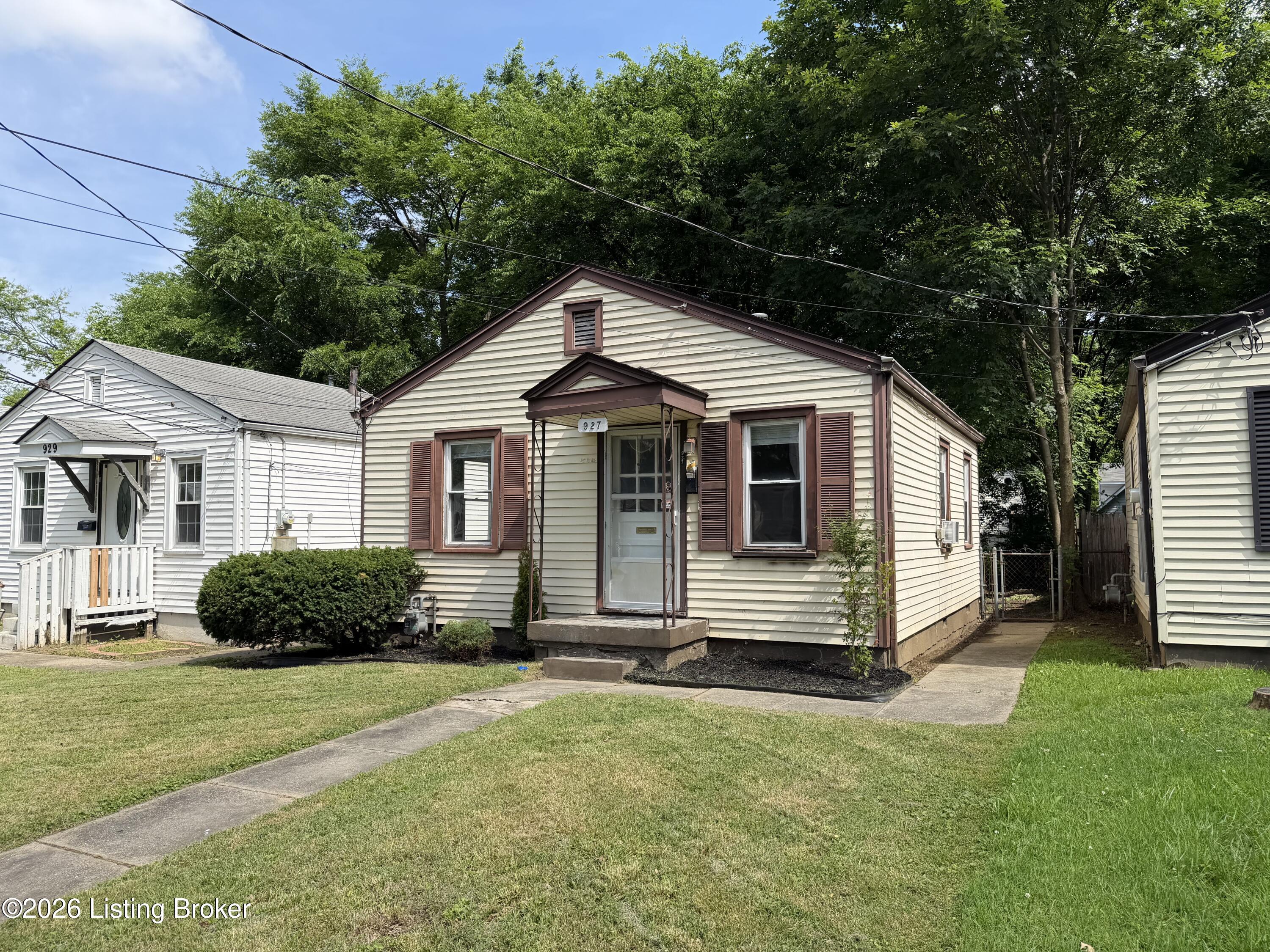 927 Beecher St Property Photo 3