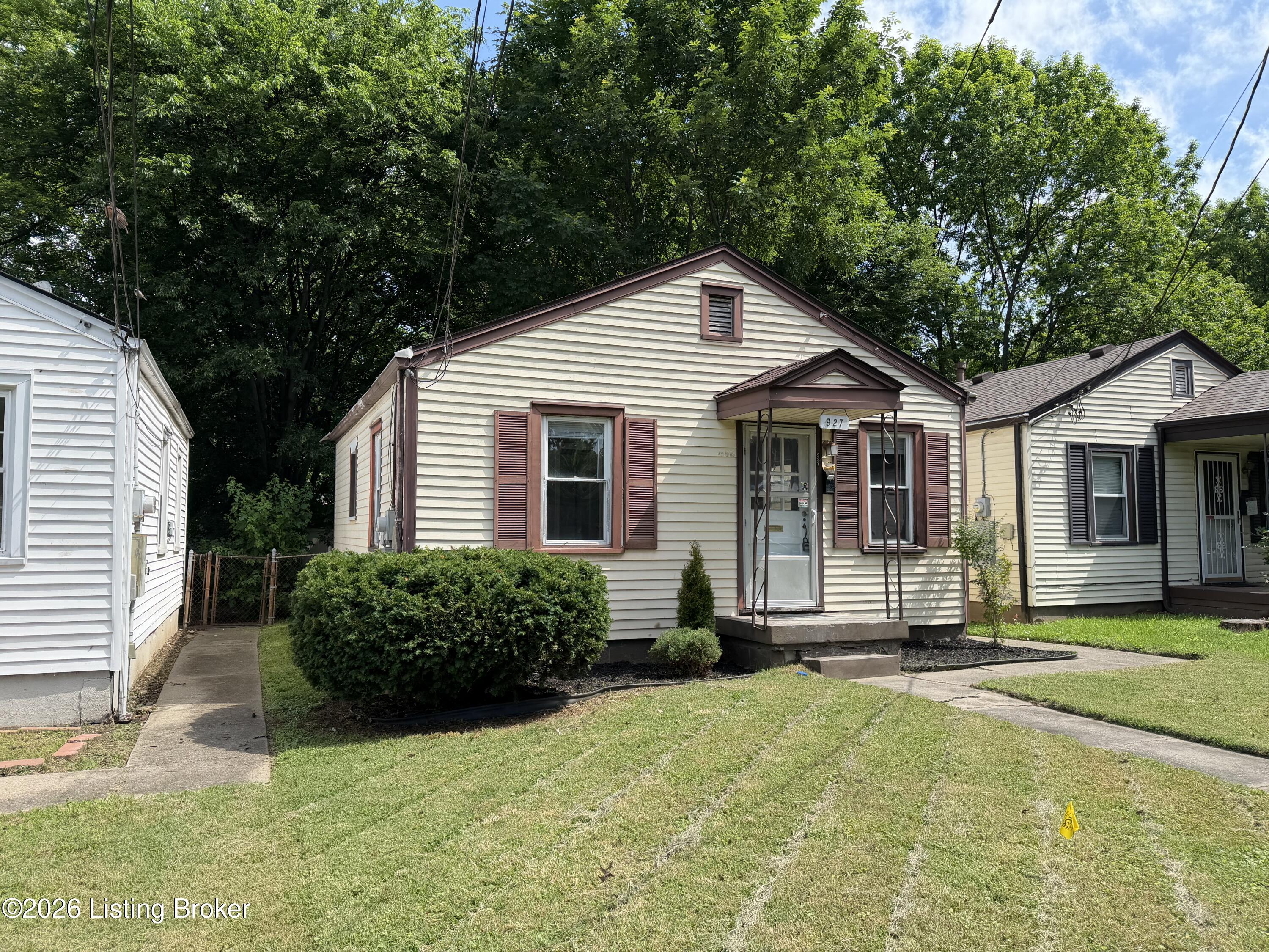 927 Beecher St Property Photo 4