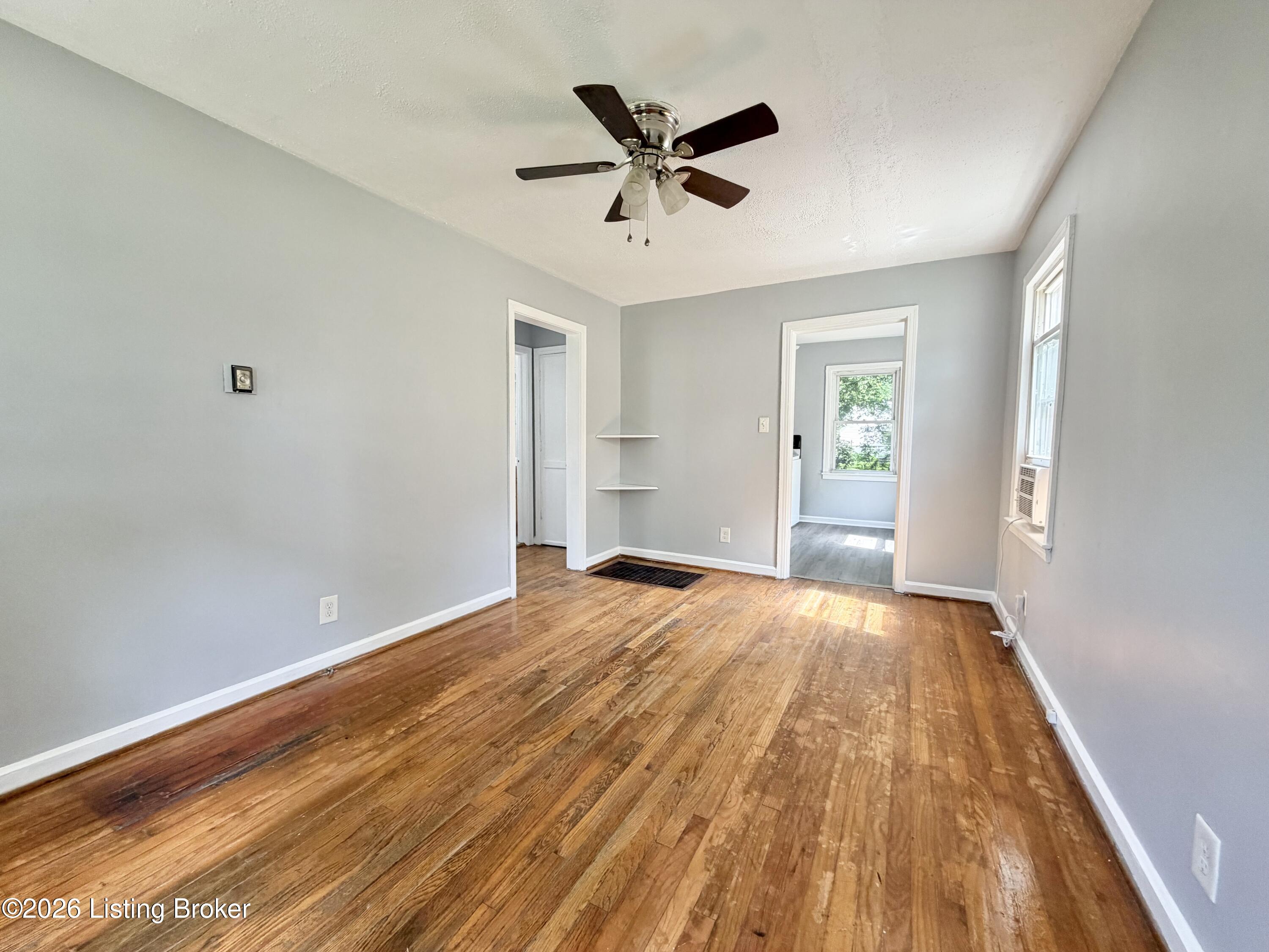 927 Beecher St Property Photo 5
