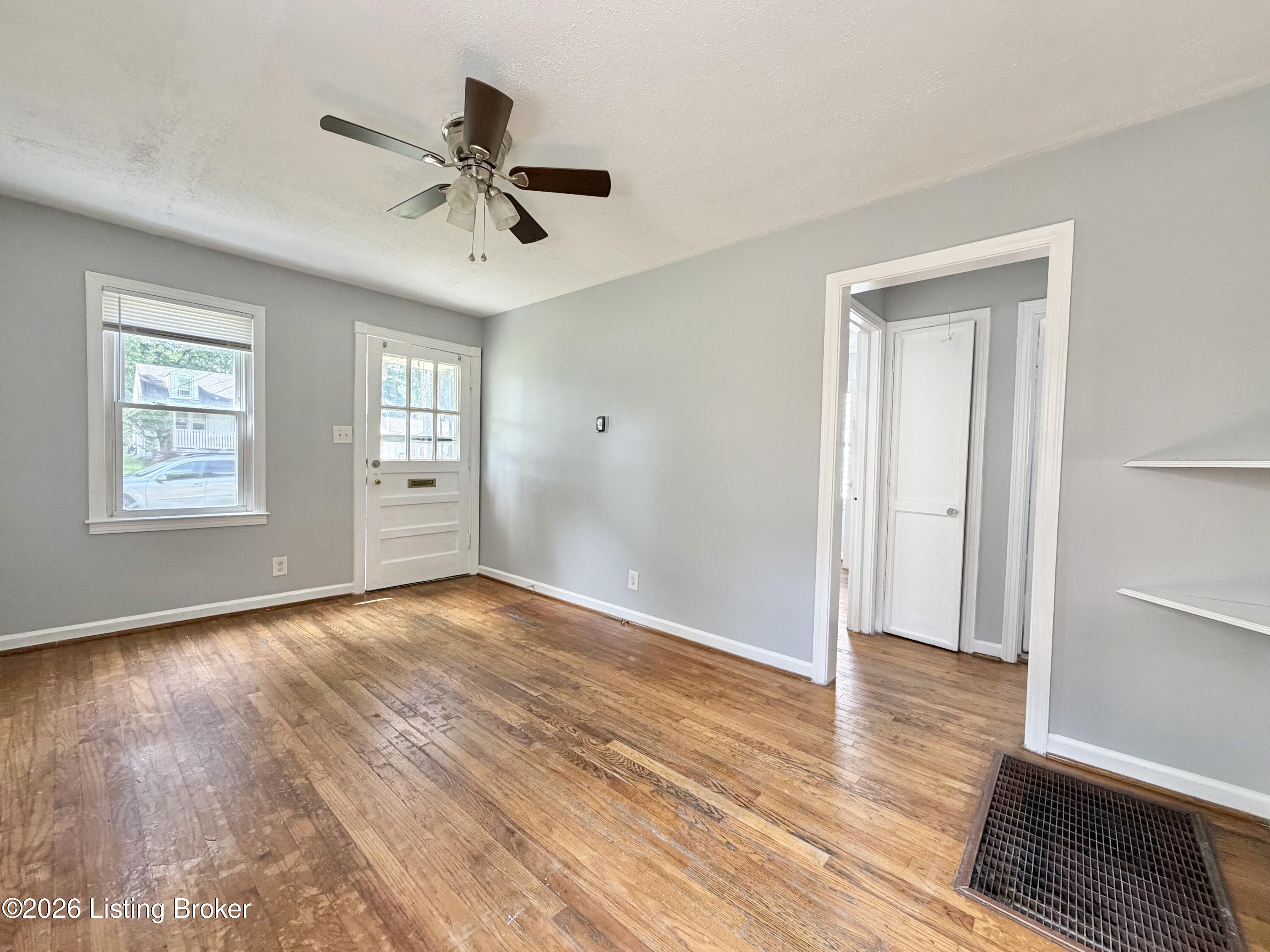 927 Beecher St Property Photo 6