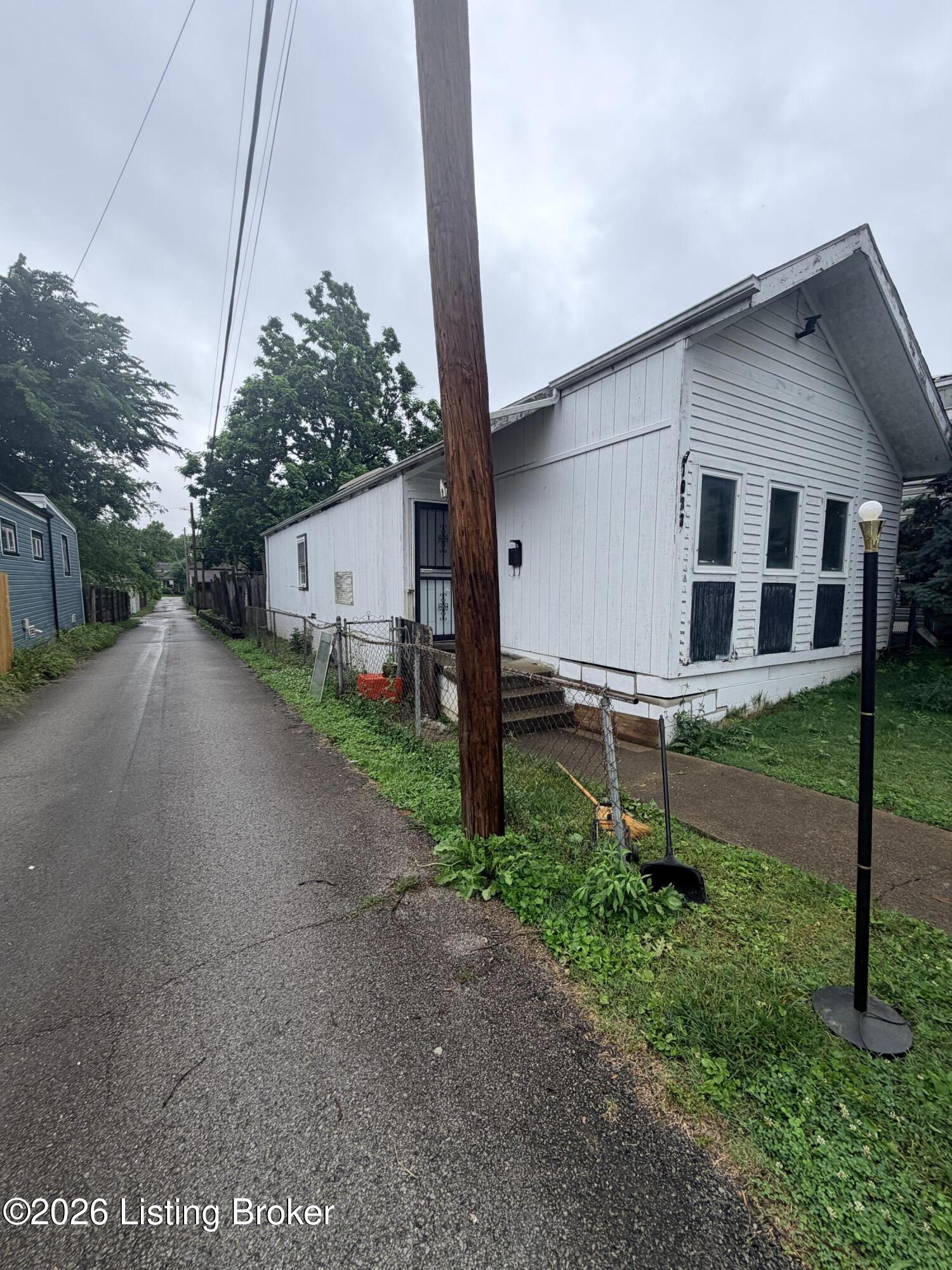1033 E Saint Catherine St Property Photo 3