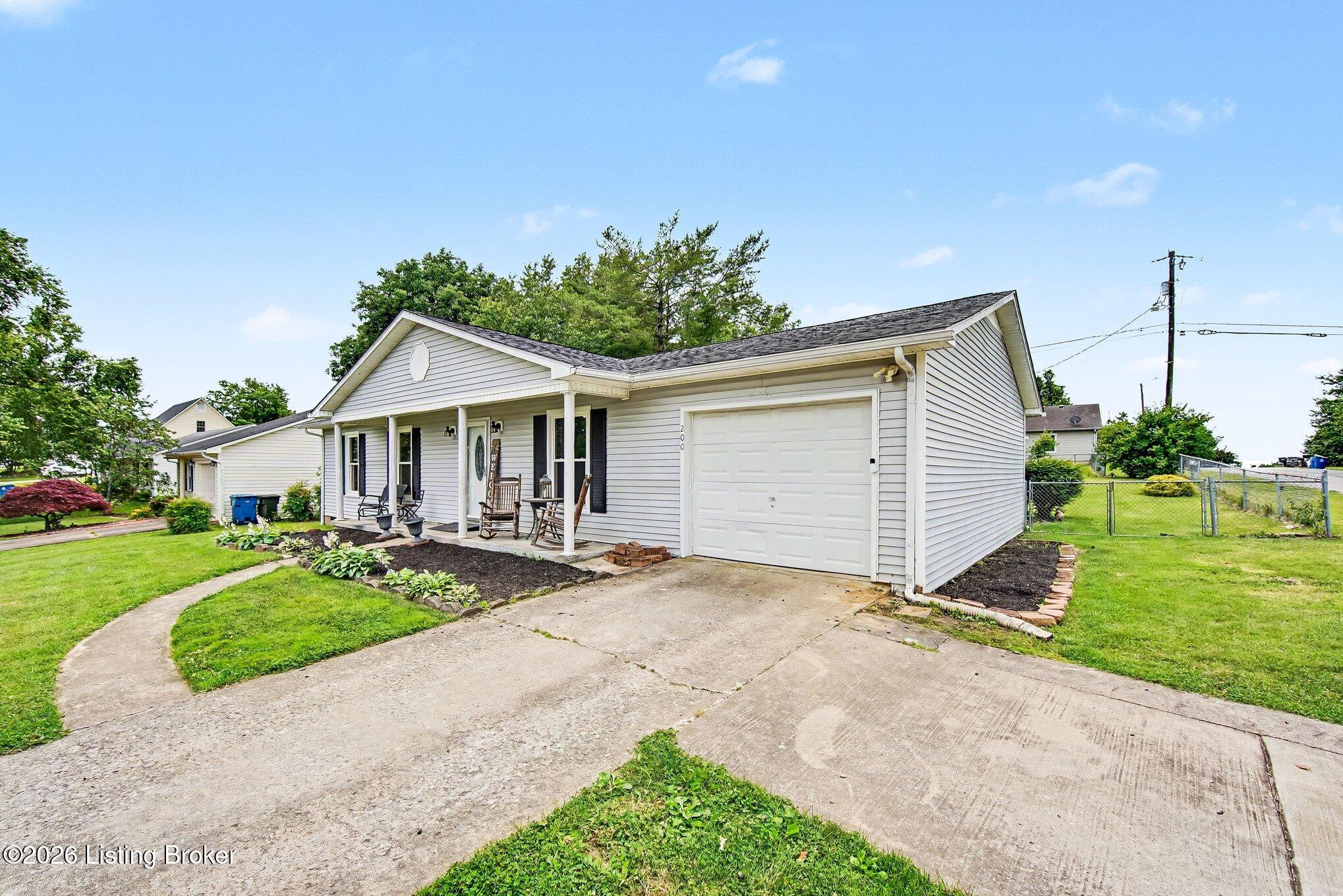 200 Grant Dr Property Photo 4