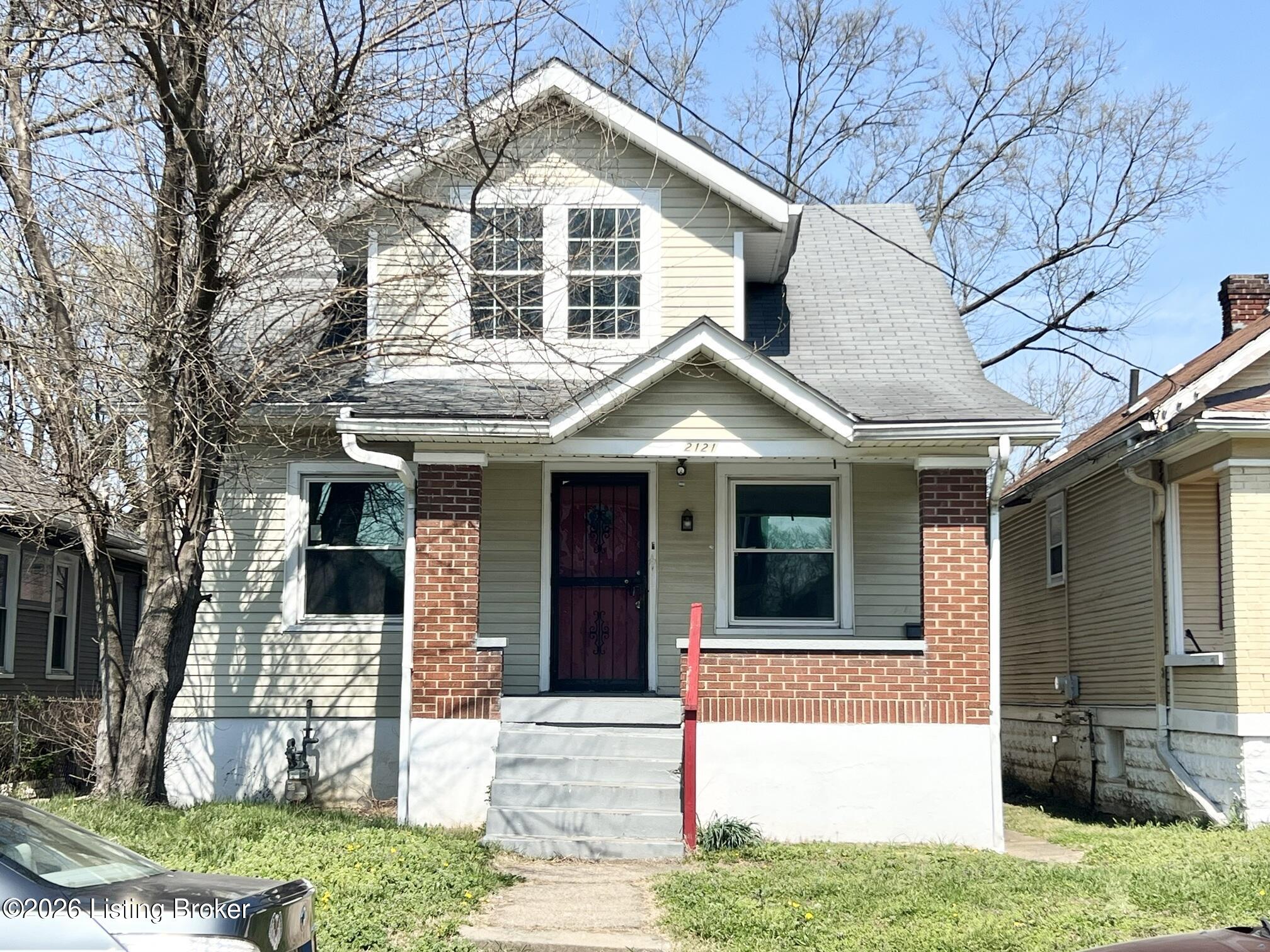 2121 W Lee St Property Photo 1