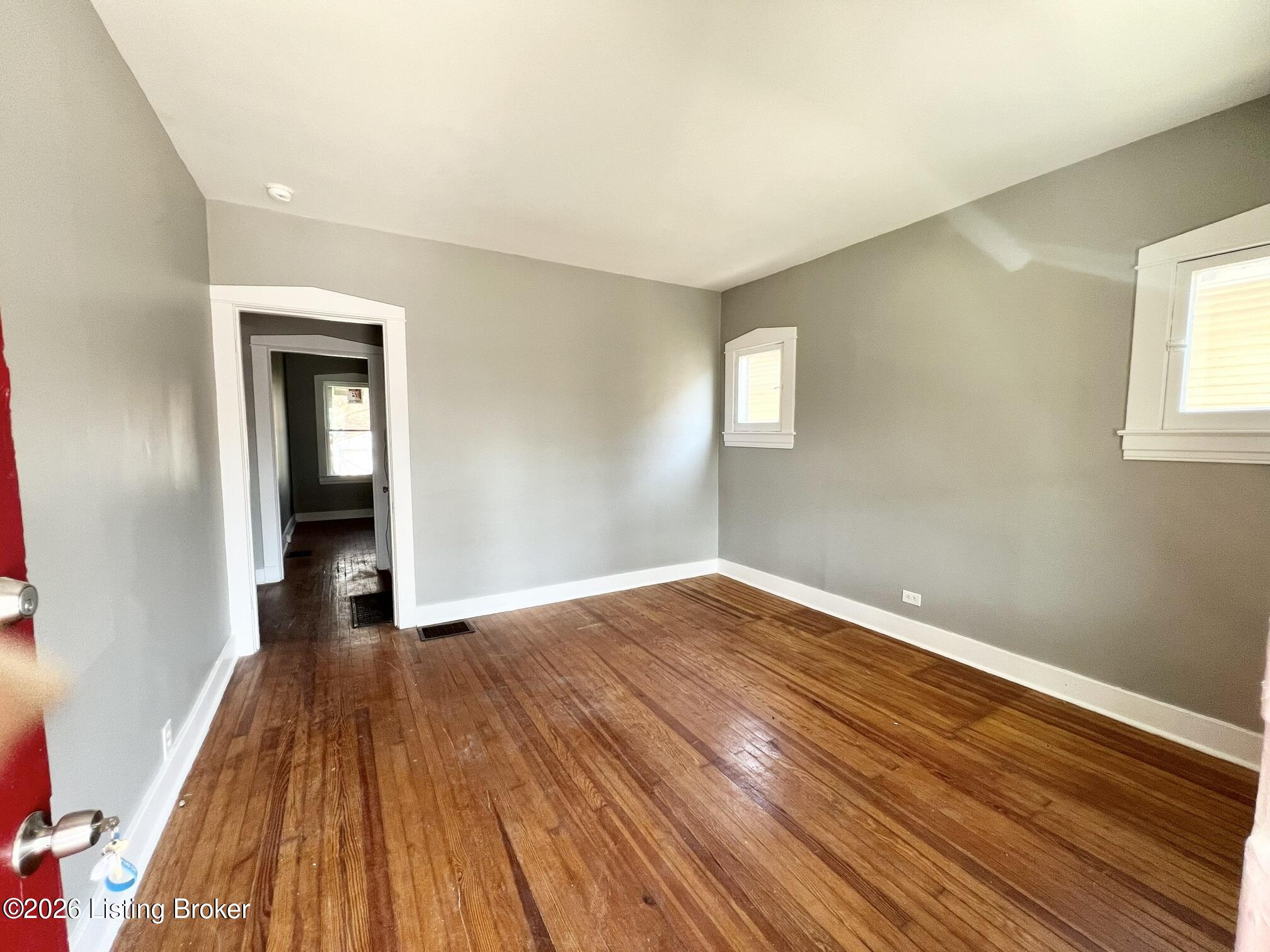 2121 W Lee St Property Photo 4