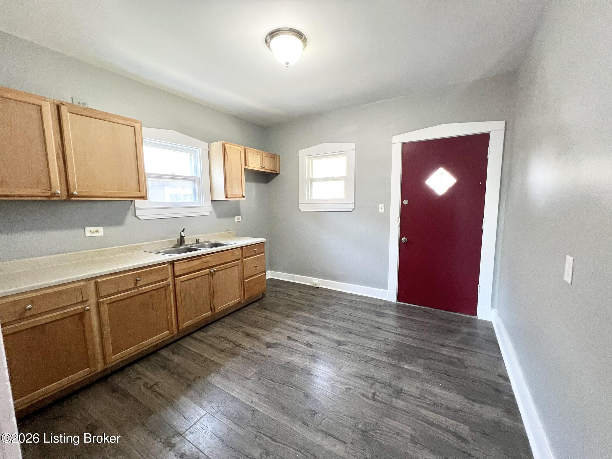 2121 W Lee St Property Photo 5