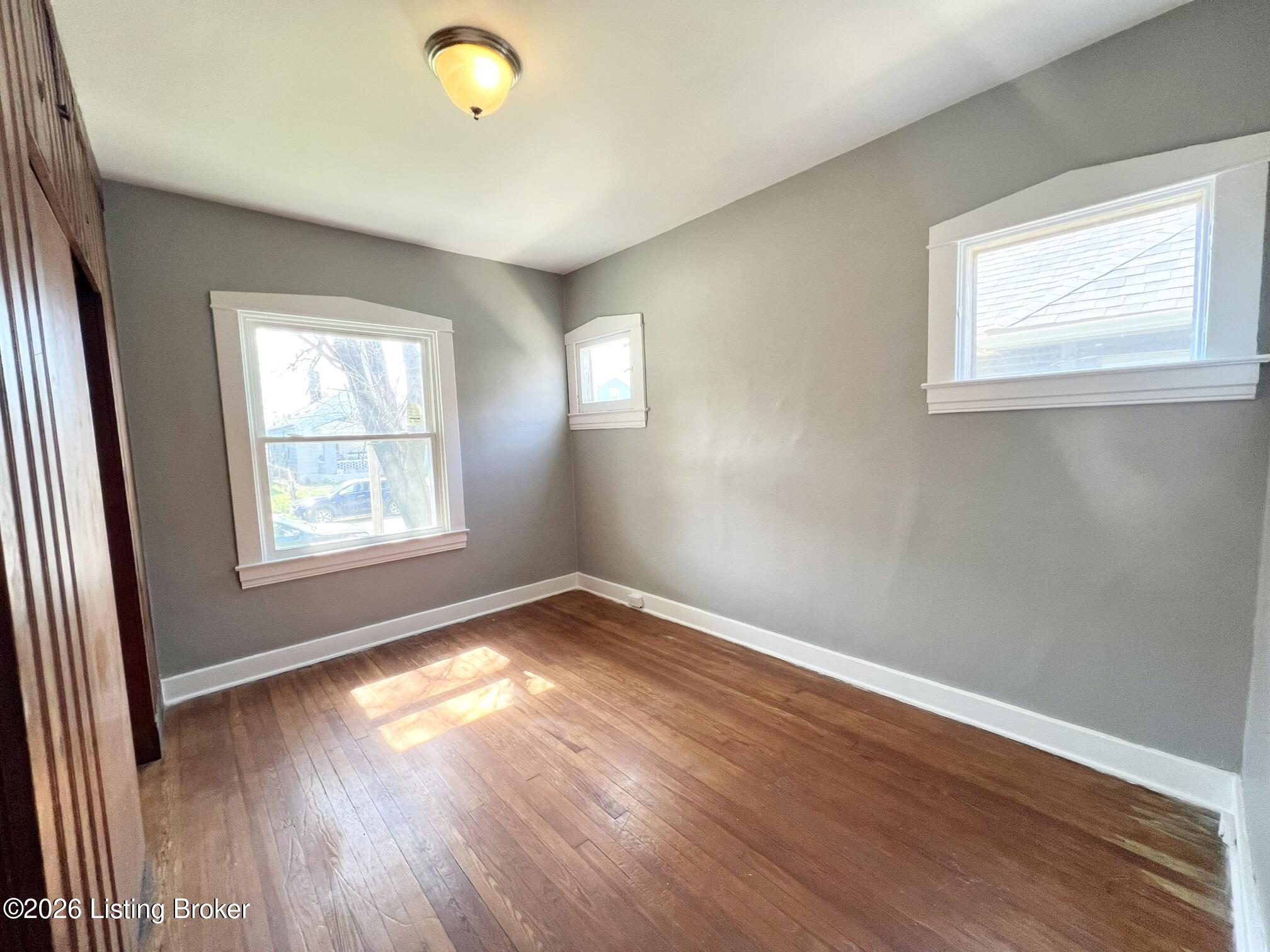 2121 W Lee St Property Photo 6