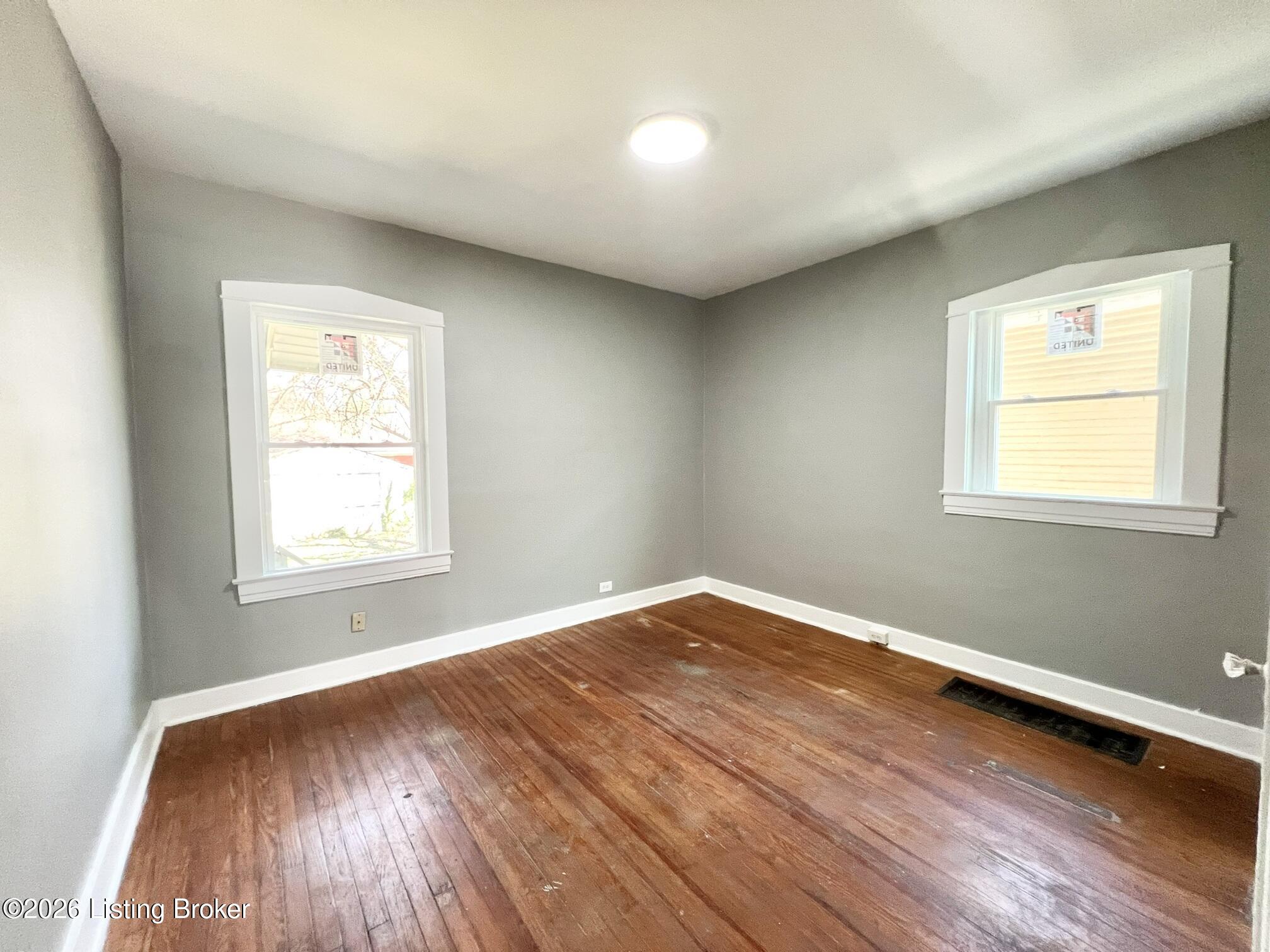 2121 W Lee St Property Photo 8