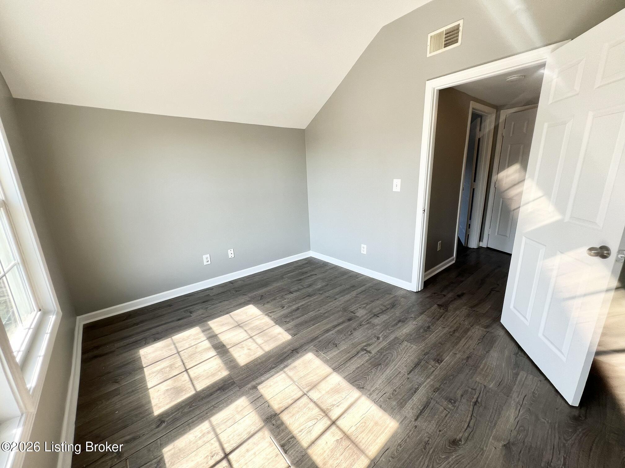 2121 W Lee St Property Photo 10