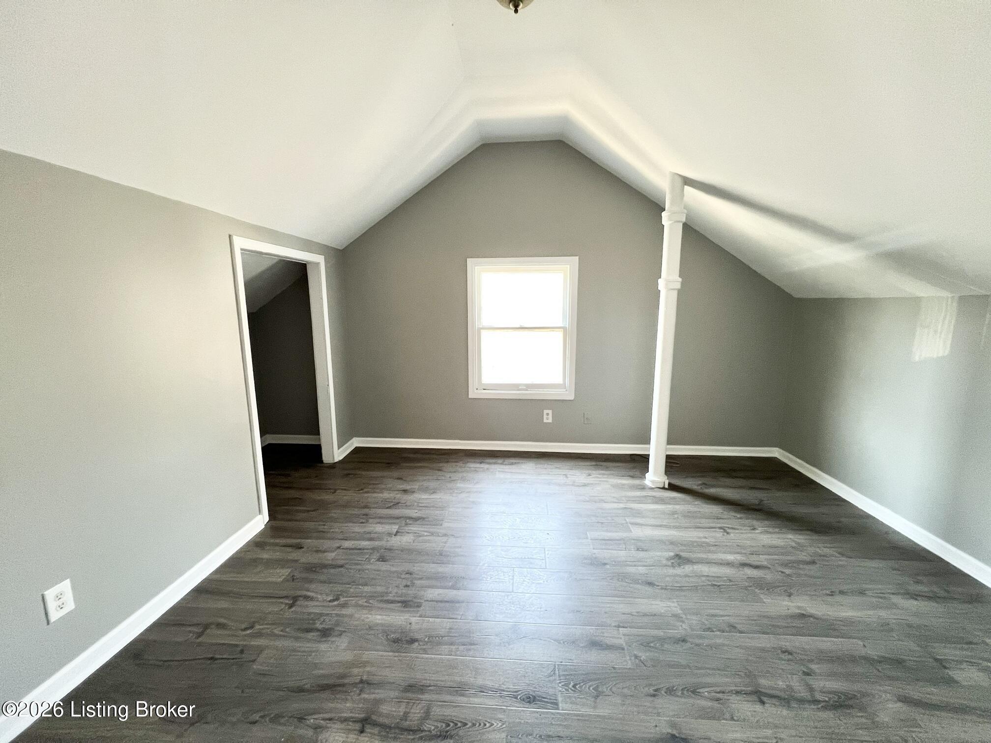 2121 W Lee St Property Photo 11